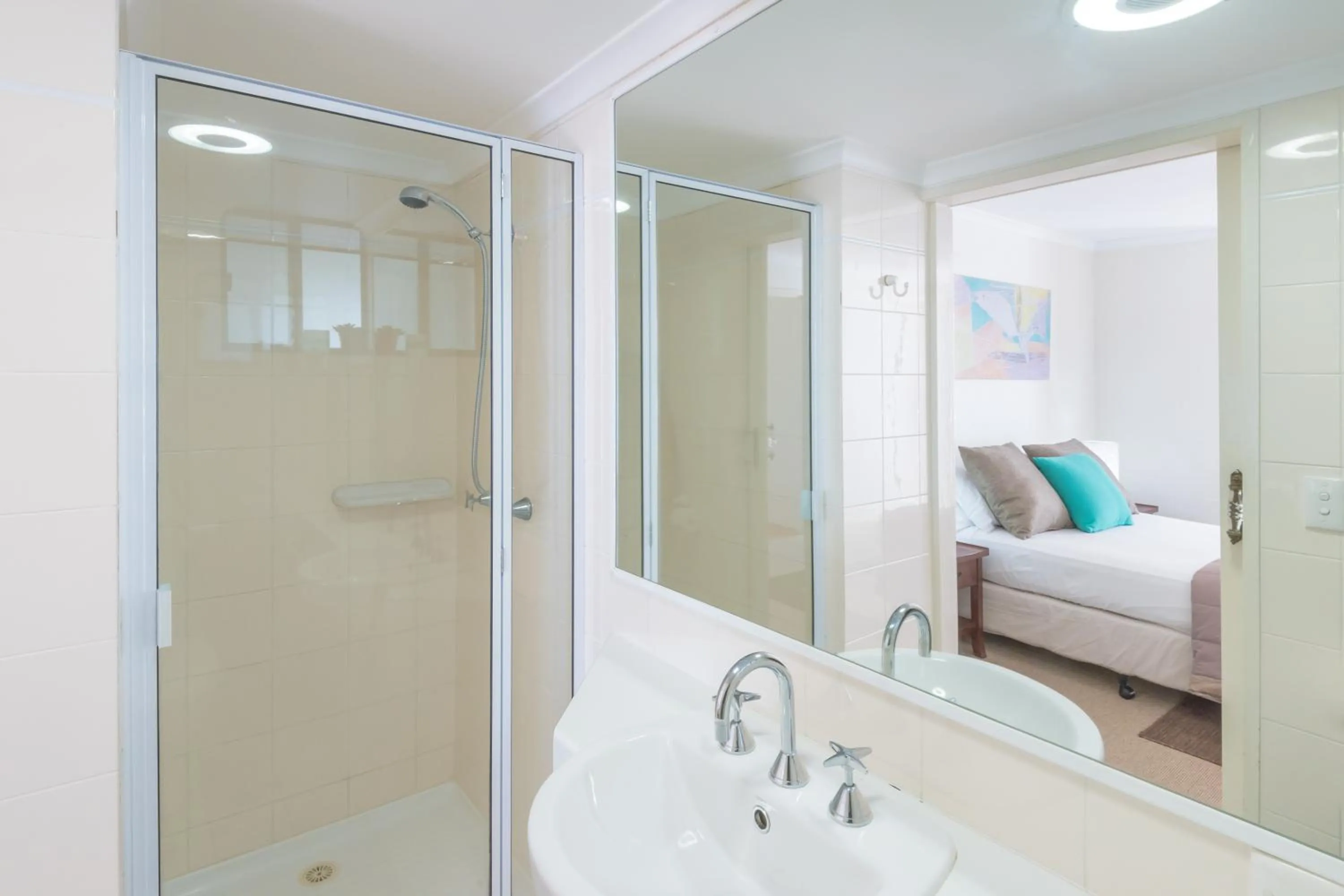 Bathroom, Bed in Munna Beach Apartments