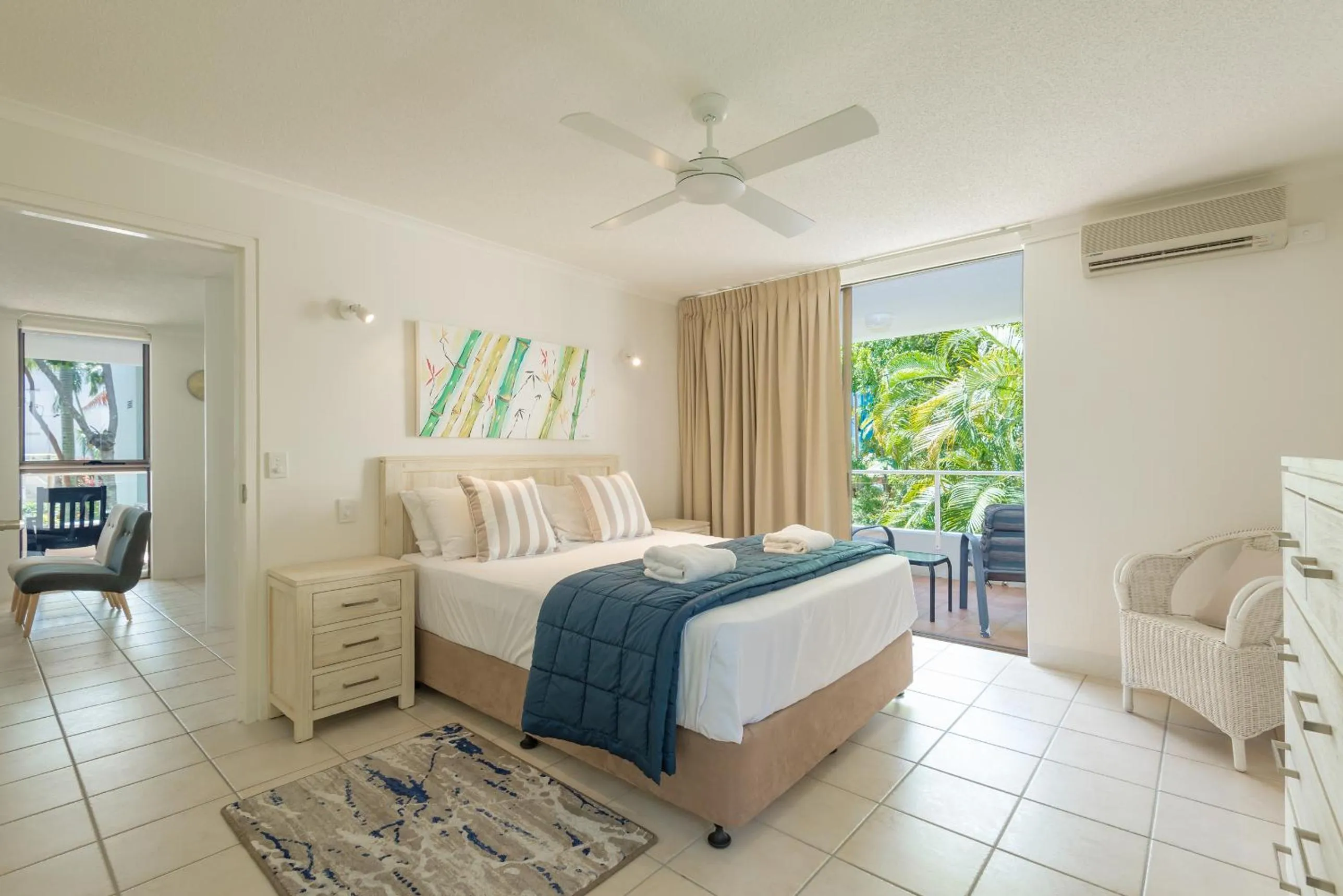 Bathroom, Bed in Munna Beach Apartments