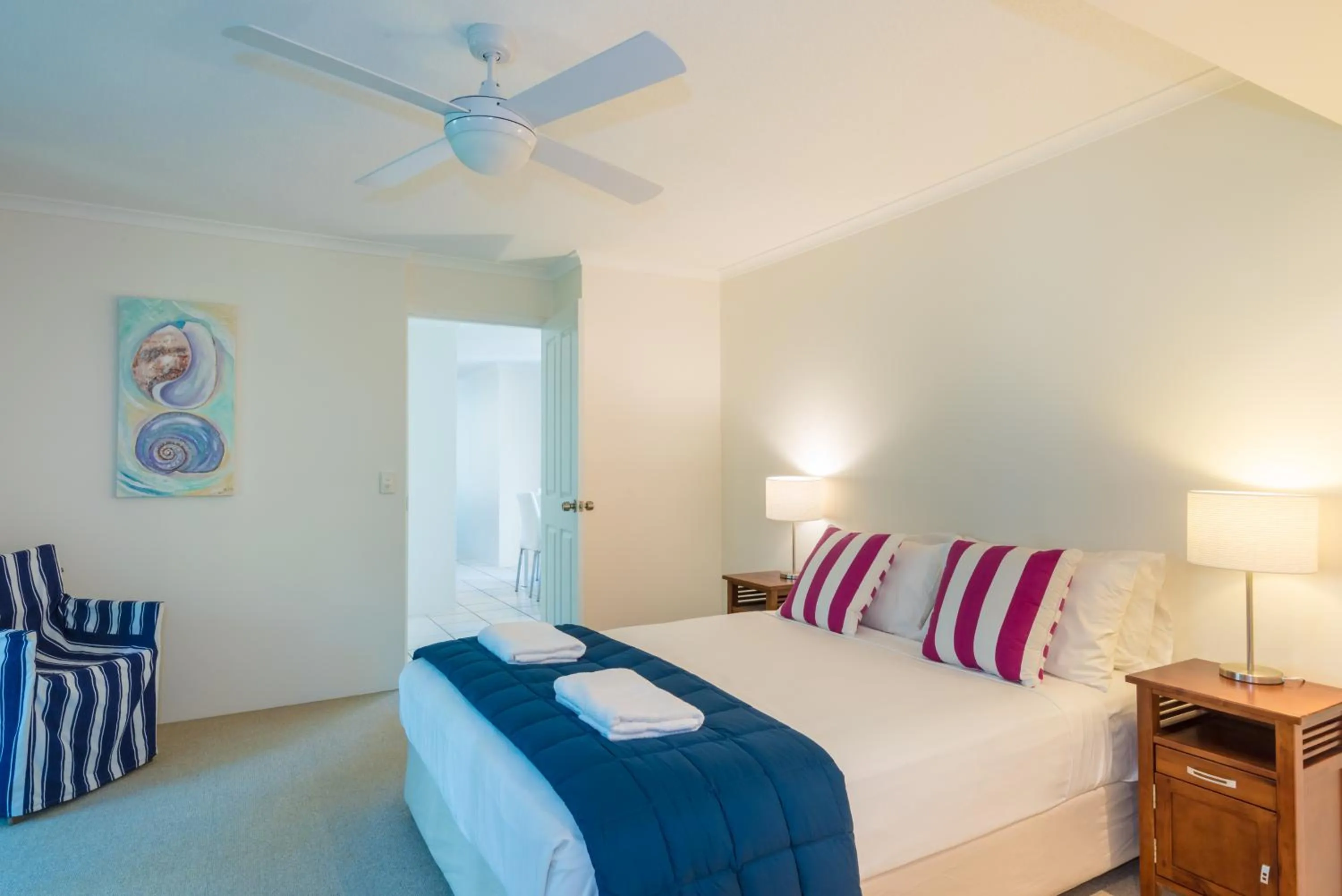 Bathroom, Bed in Munna Beach Apartments