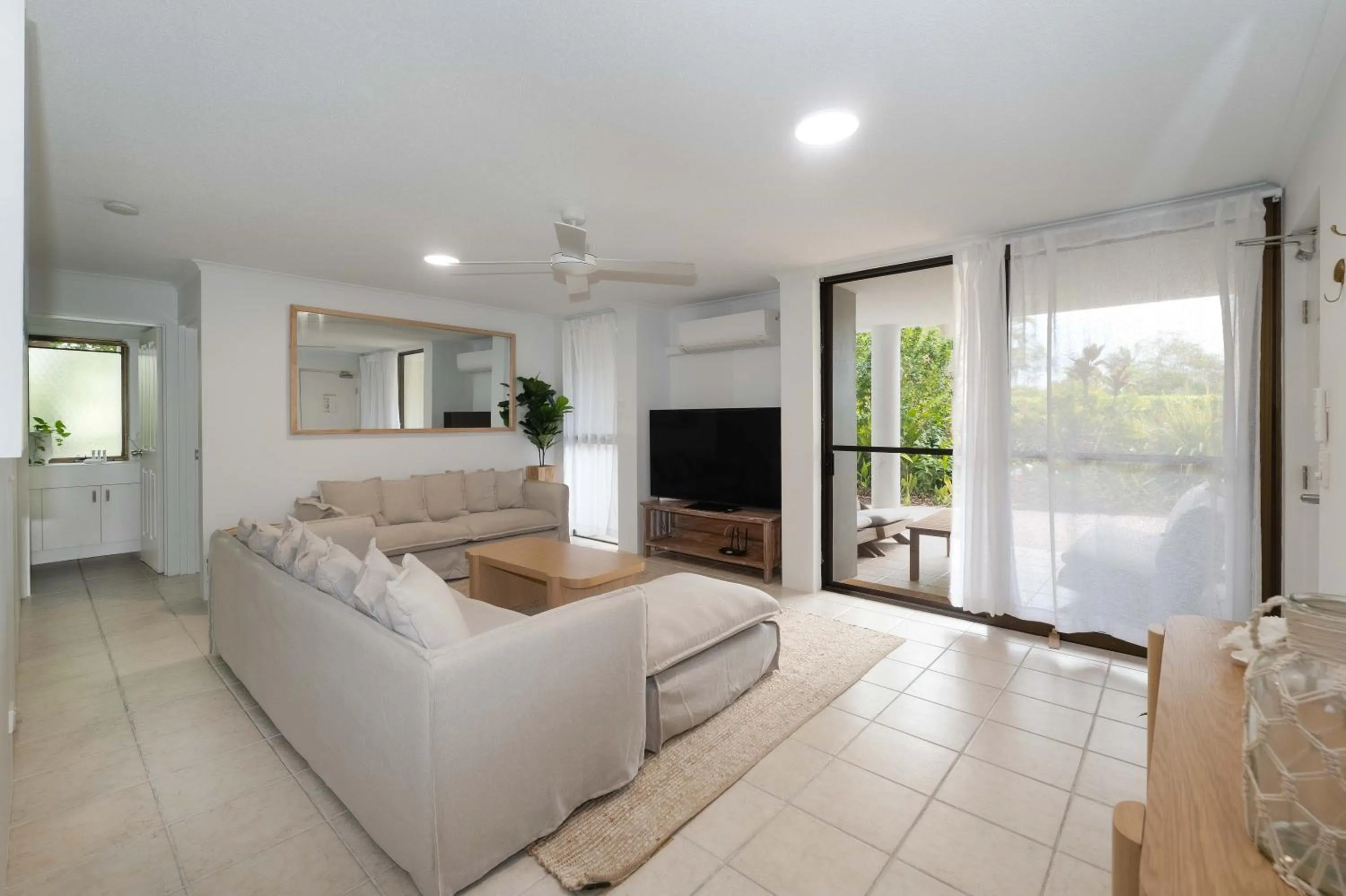 Communal lounge/ TV room in Munna Beach Apartments