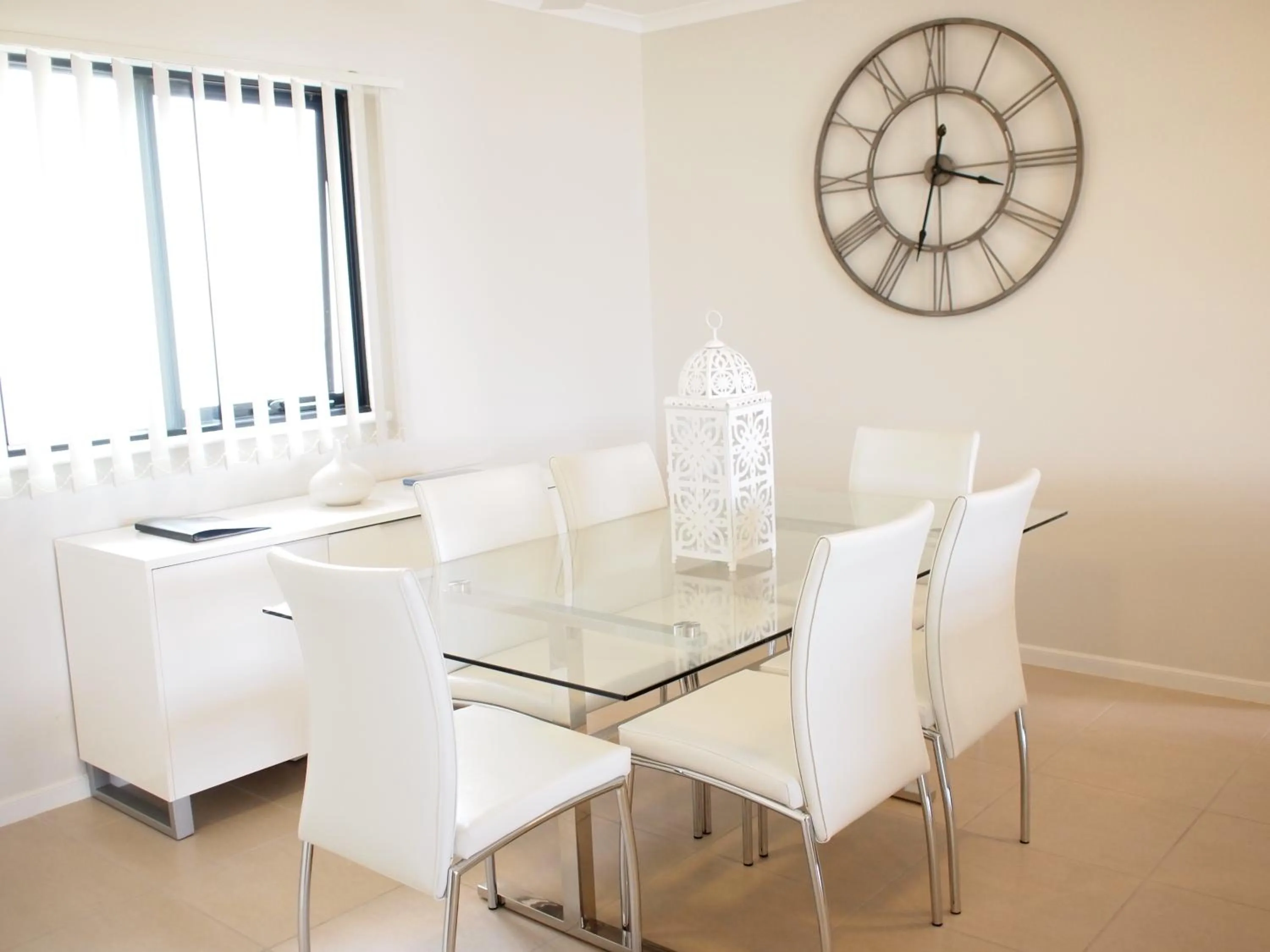 Dining area in Edge Apartments Cairns