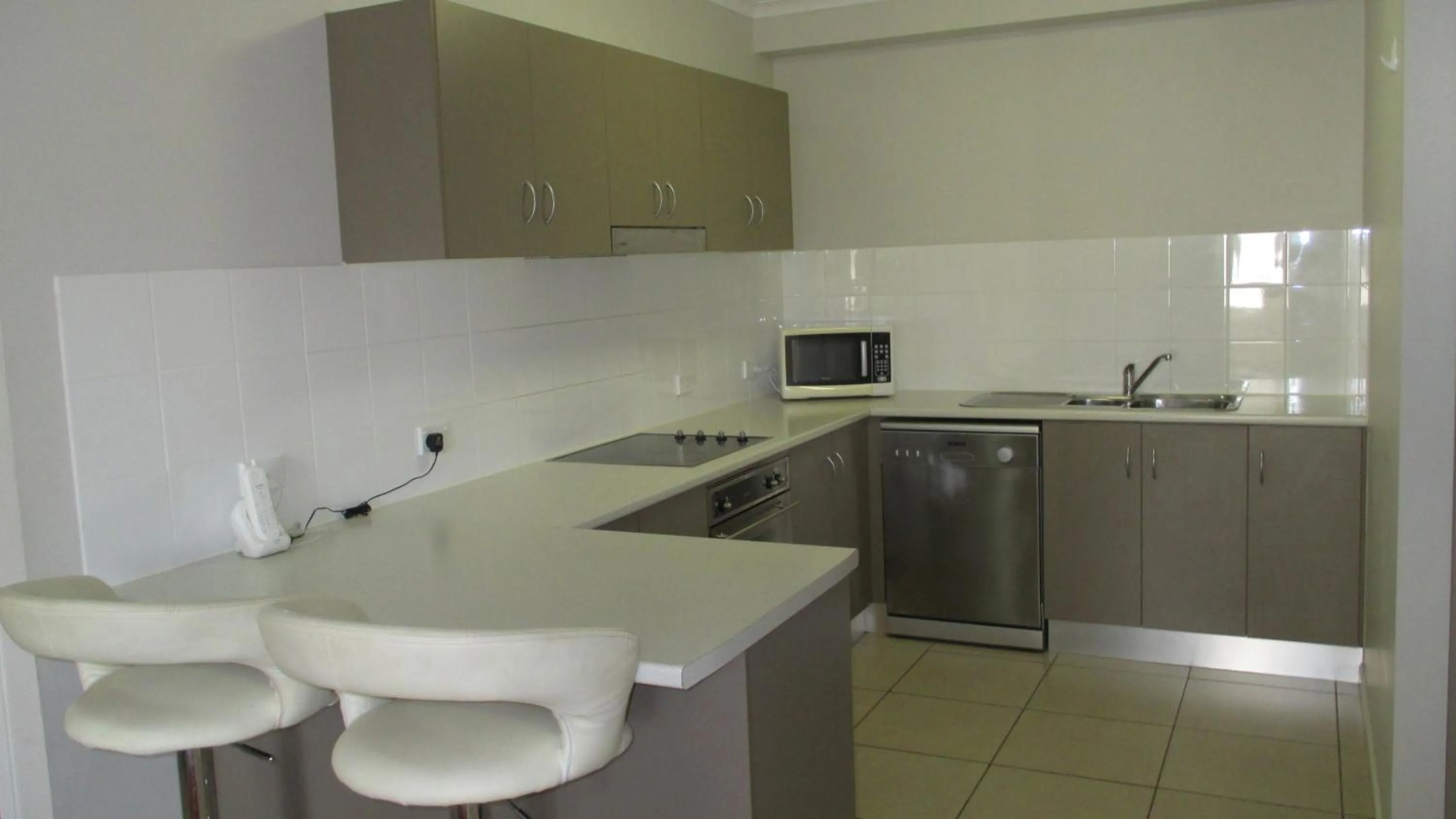 Kitchen or kitchenette in Edge Apartments Cairns