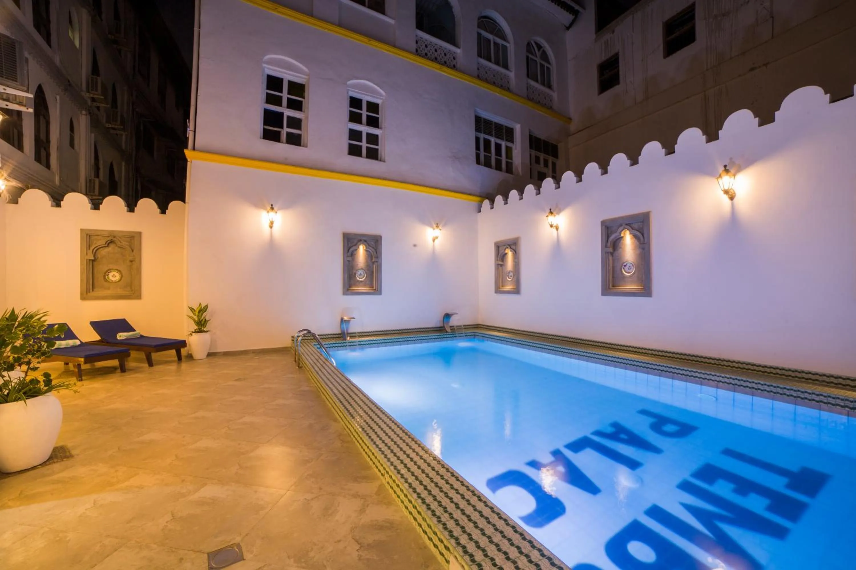 Swimming pool in Tembo Palace Hotel
