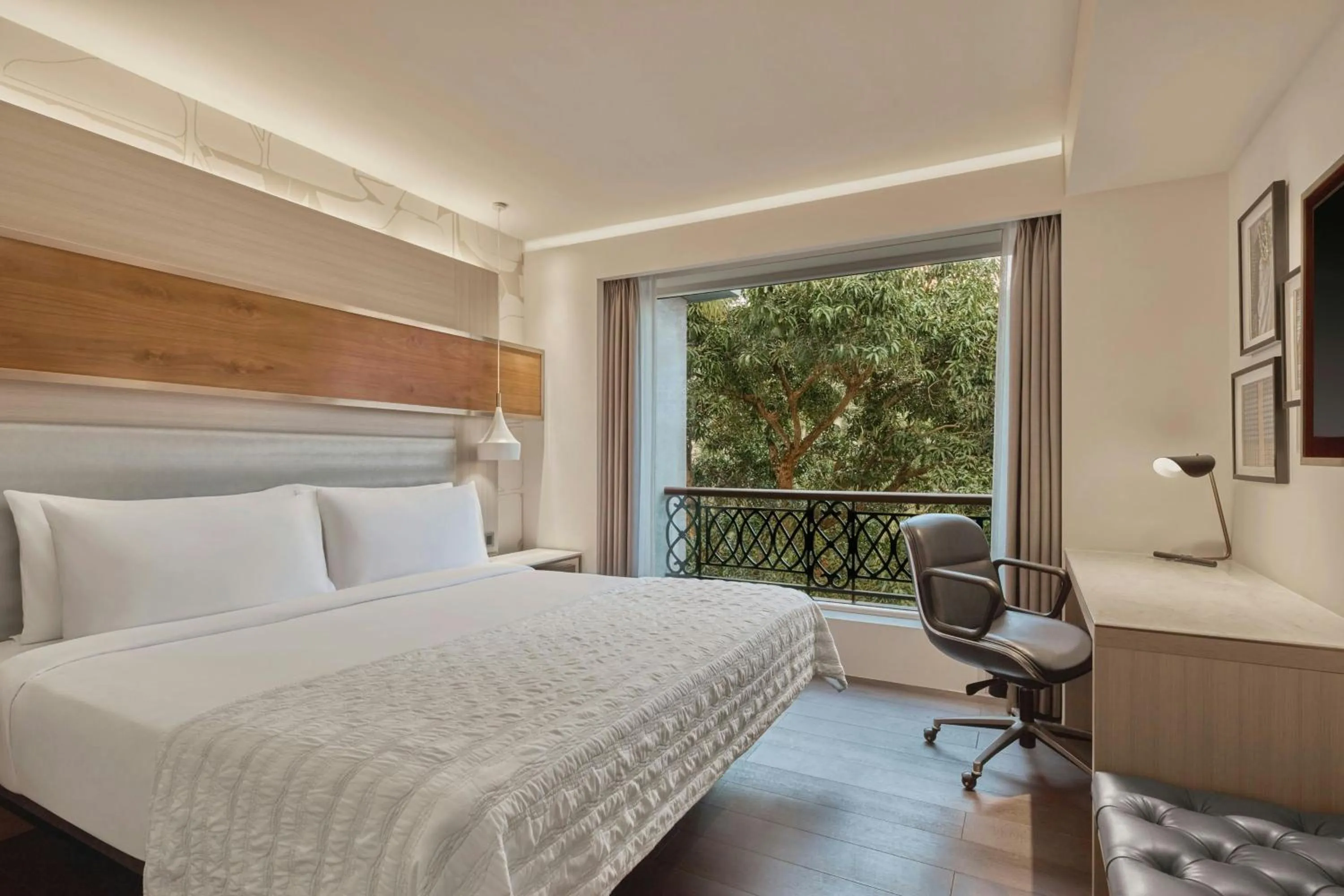 Photo of the whole room, Bed in Le Meridien Goa, Calangute