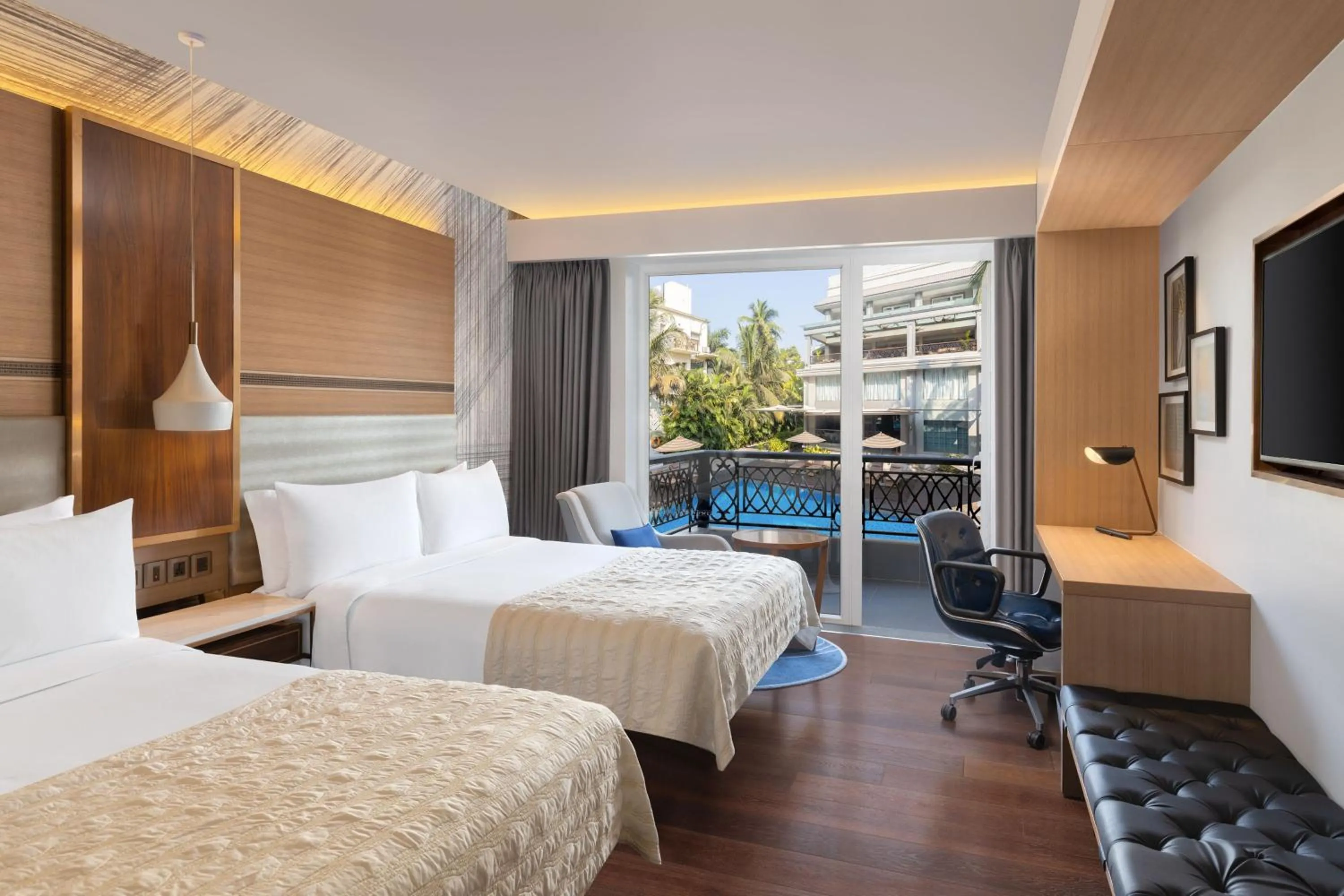Swimming pool, Bed in Le Meridien Goa, Calangute