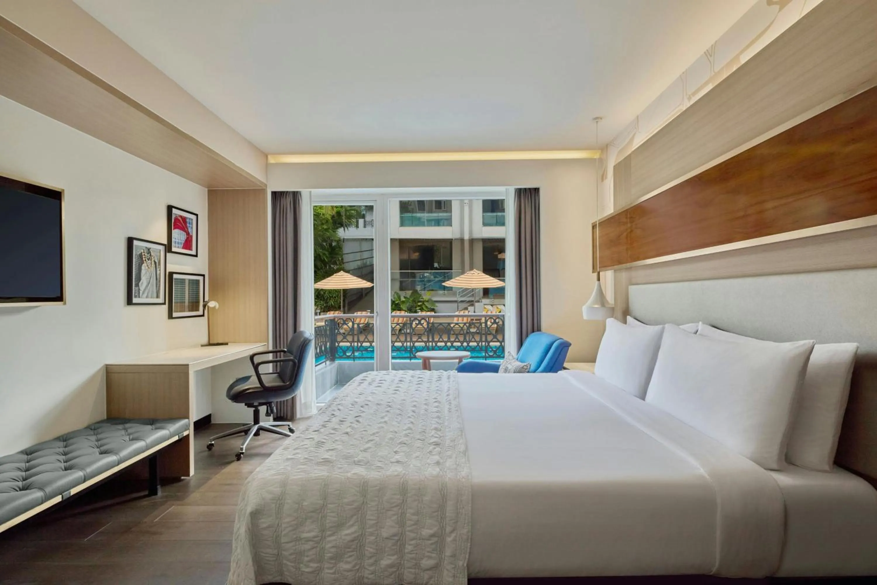 Swimming pool, Bed in Le Meridien Goa, Calangute