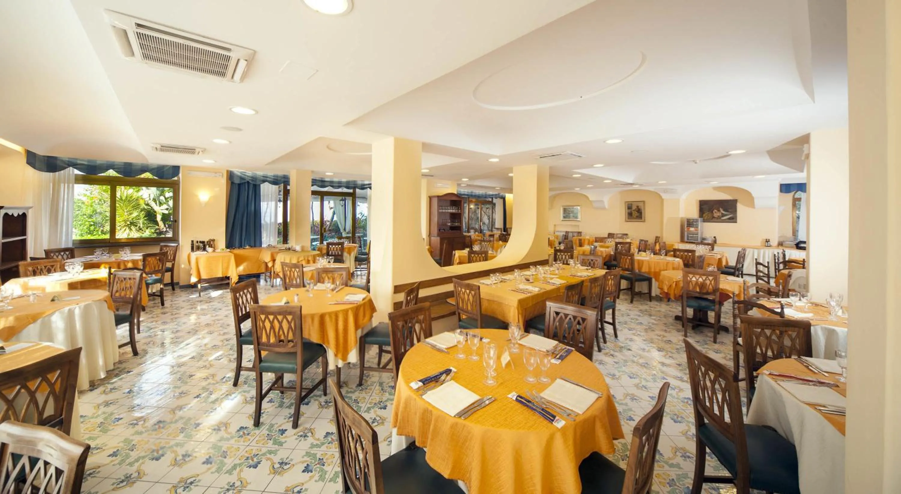 Restaurant/places to eat in Hotel Ambasciatori
