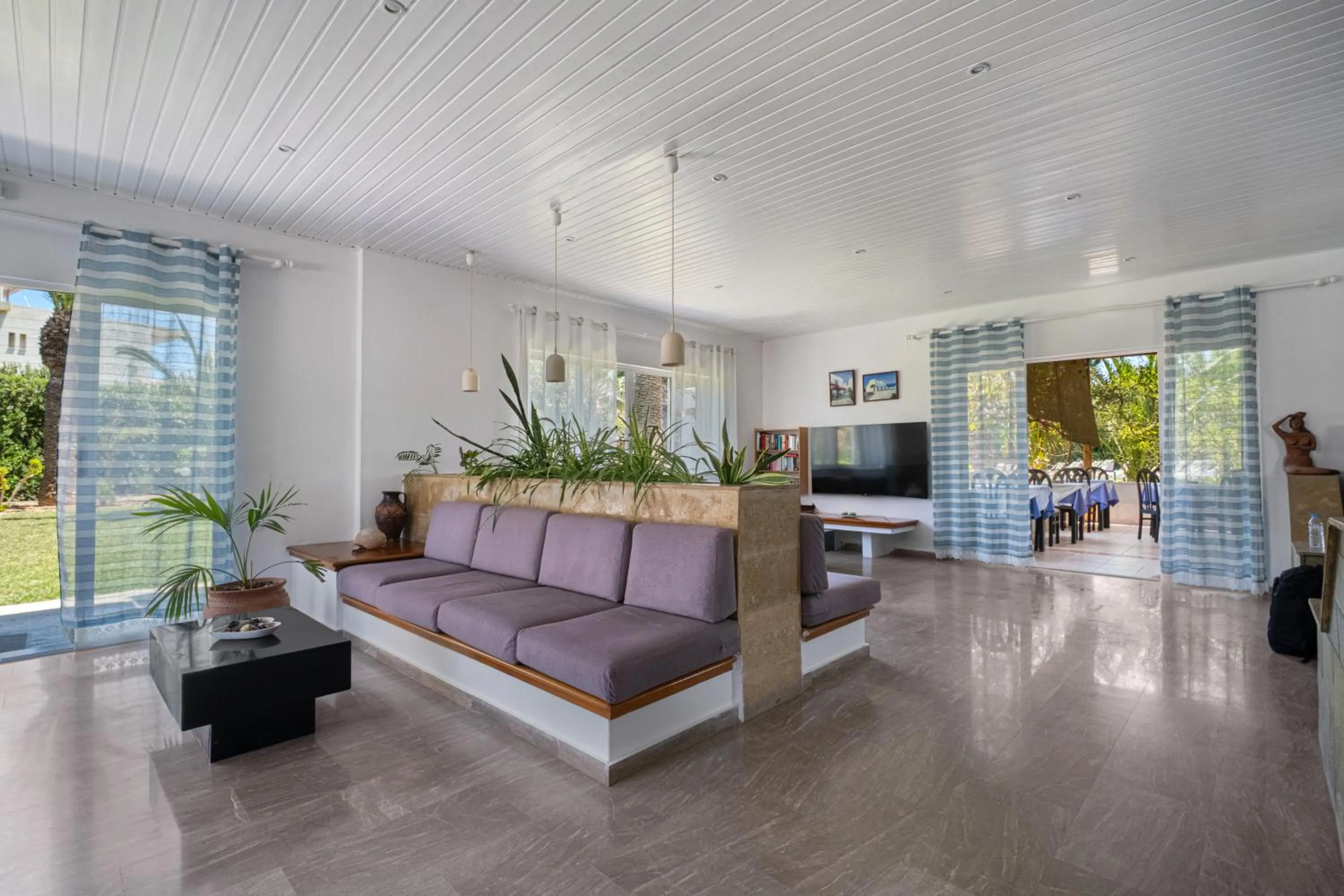 Communal lounge/ TV room in Gorgona Hotel