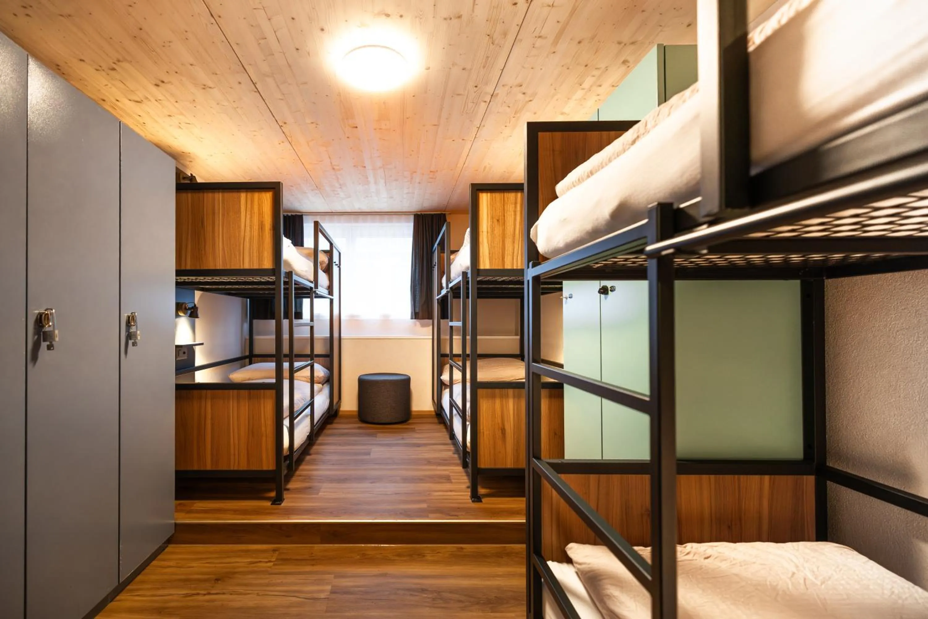 Photo of the whole room, Bed in Eiger Lodge Easy