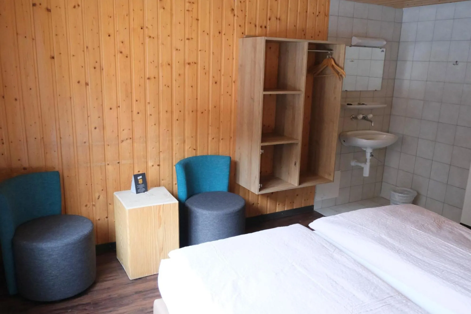 Photo of the whole room, Bed in Eiger Lodge Easy