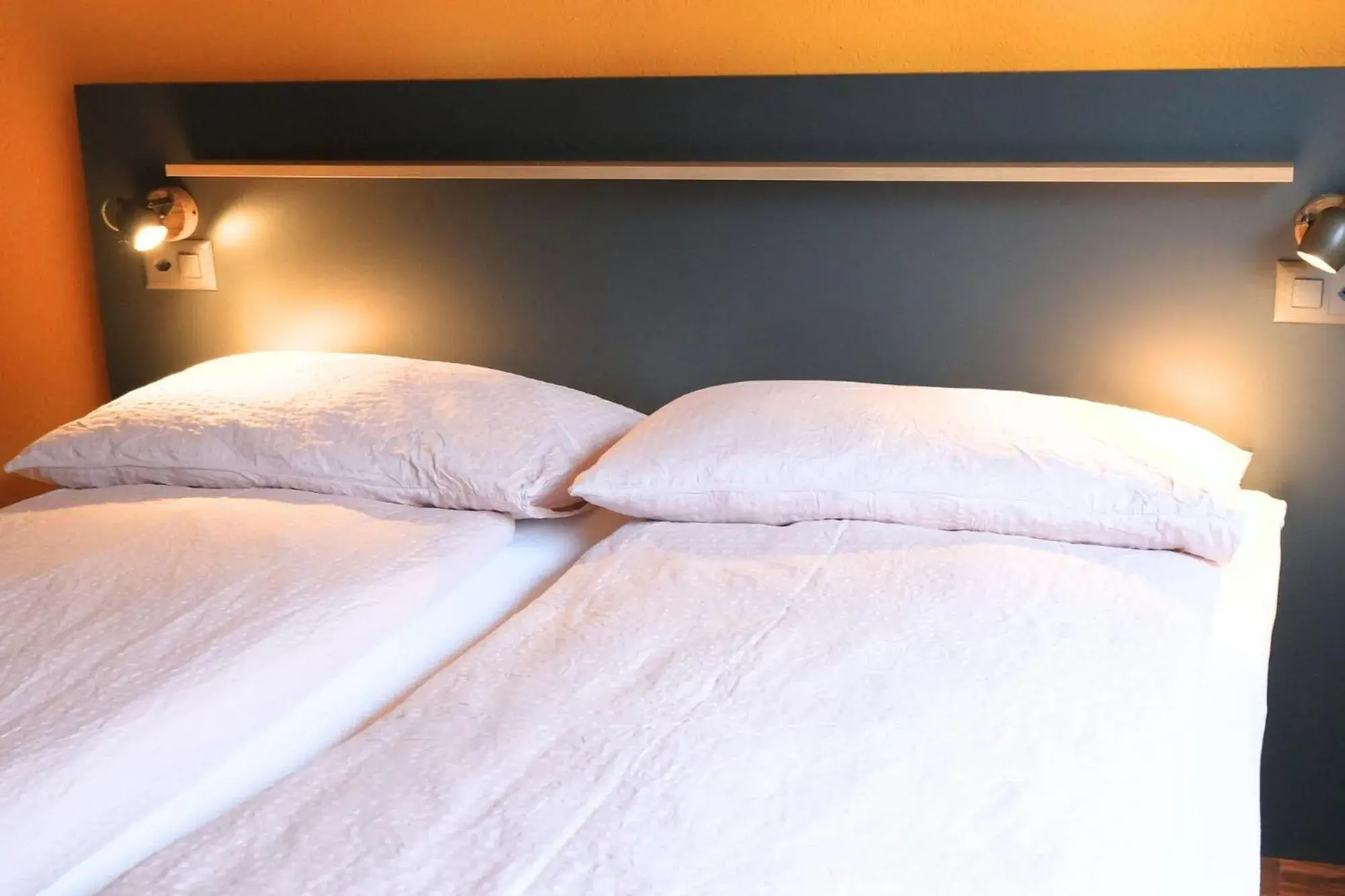 Double Room with Shared Bathroom in Eiger Lodge Easy Double Room with Shared Bathroom in Eiger Lodge Easy