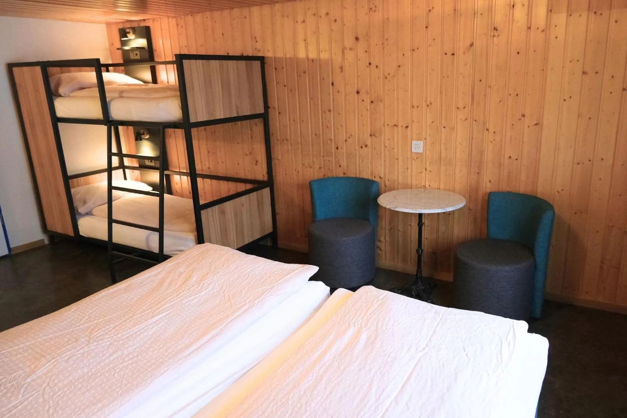 Photo of the whole room, Bed in Eiger Lodge Easy