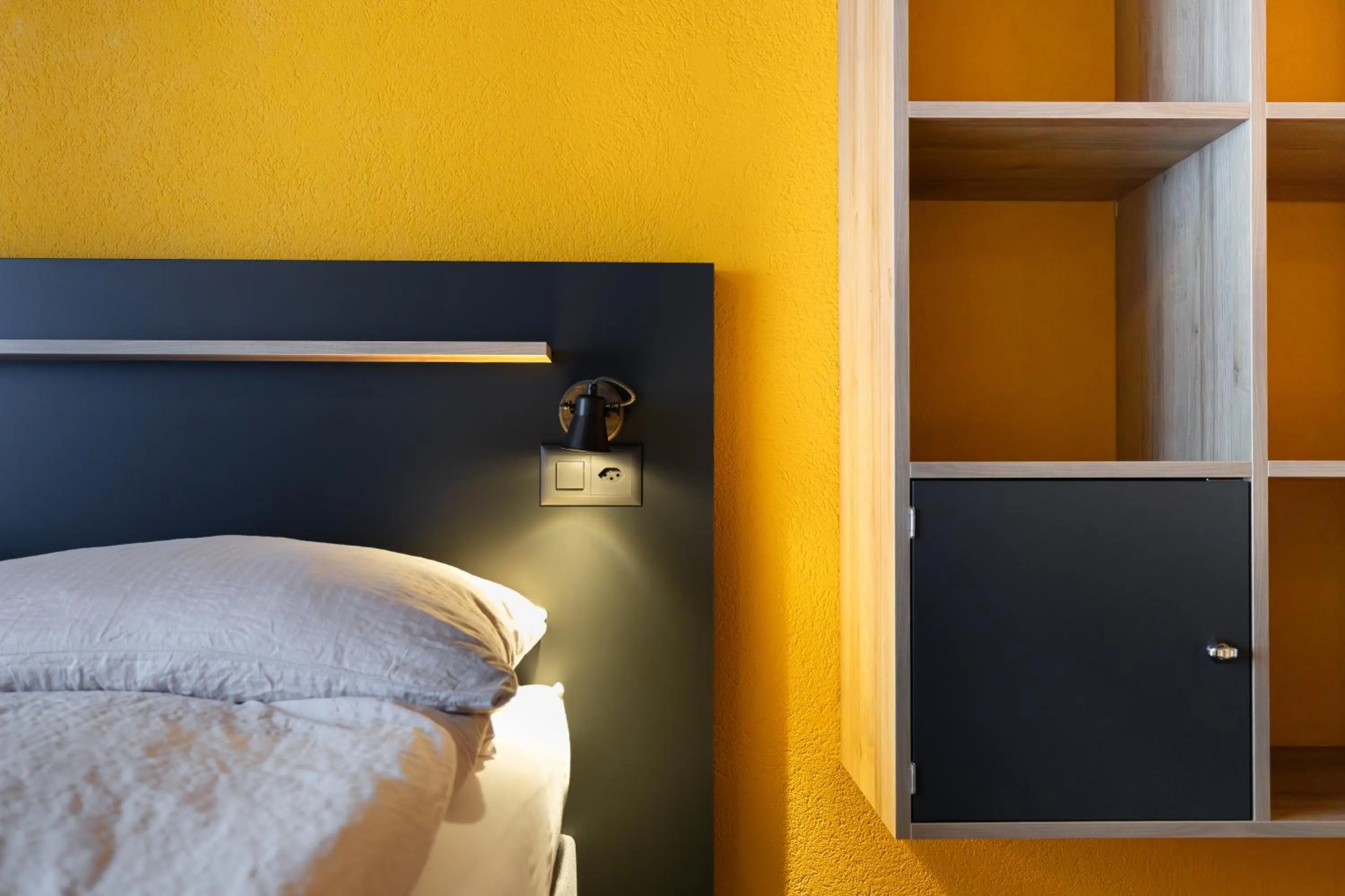 Photo of the whole room, Bed in Eiger Lodge Easy