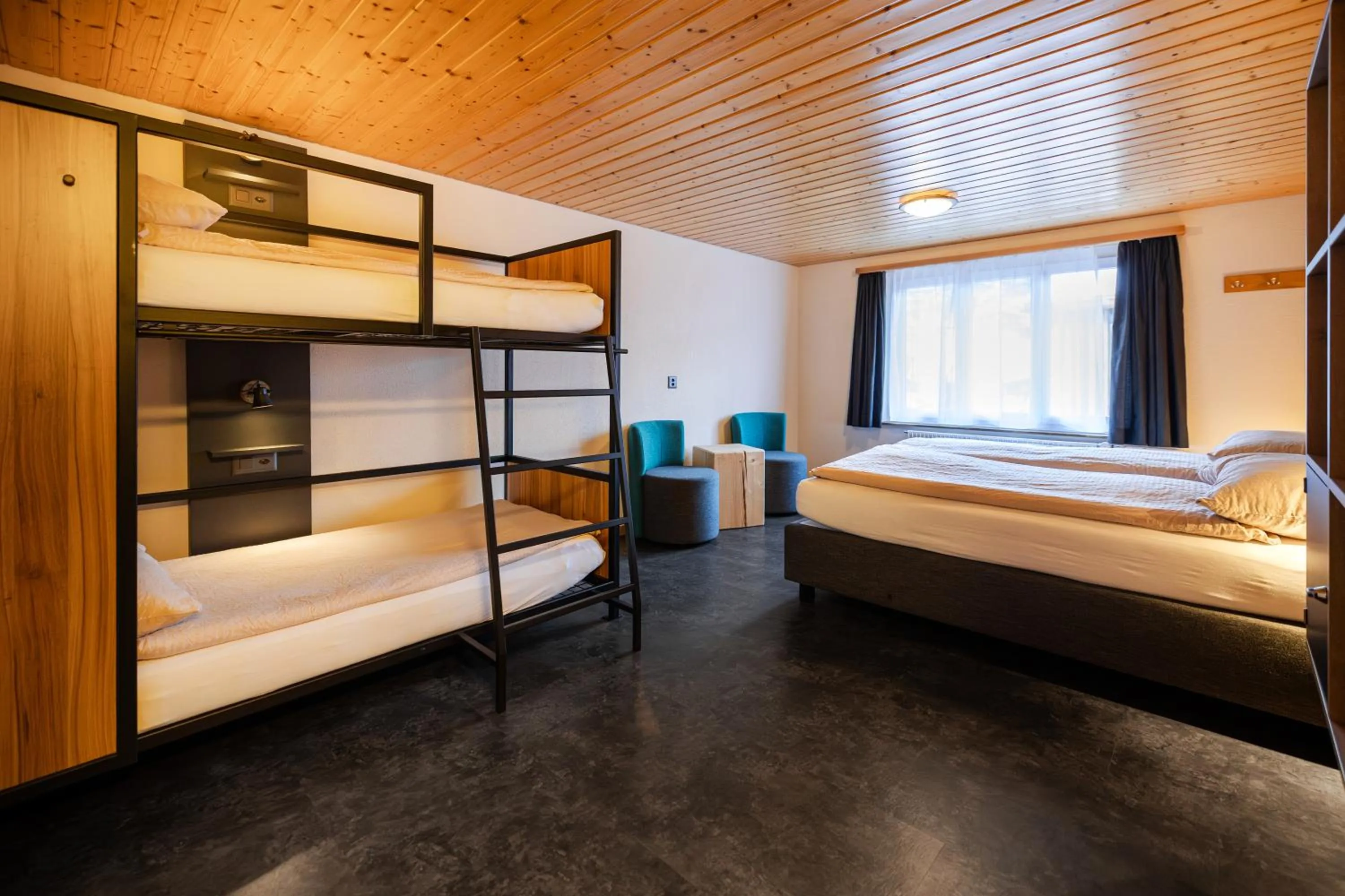 Photo of the whole room, Bed in Eiger Lodge Easy