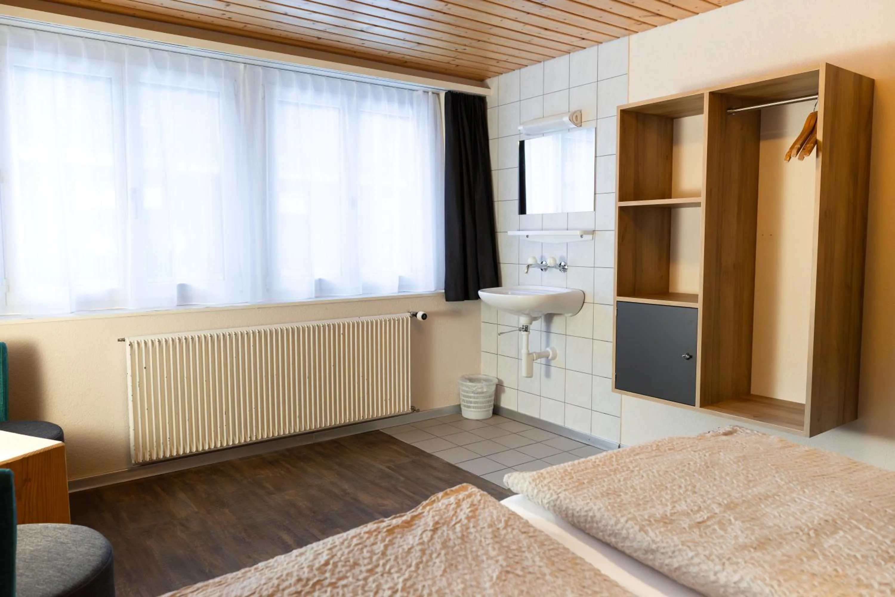 Photo of the whole room, Bed in Eiger Lodge Easy