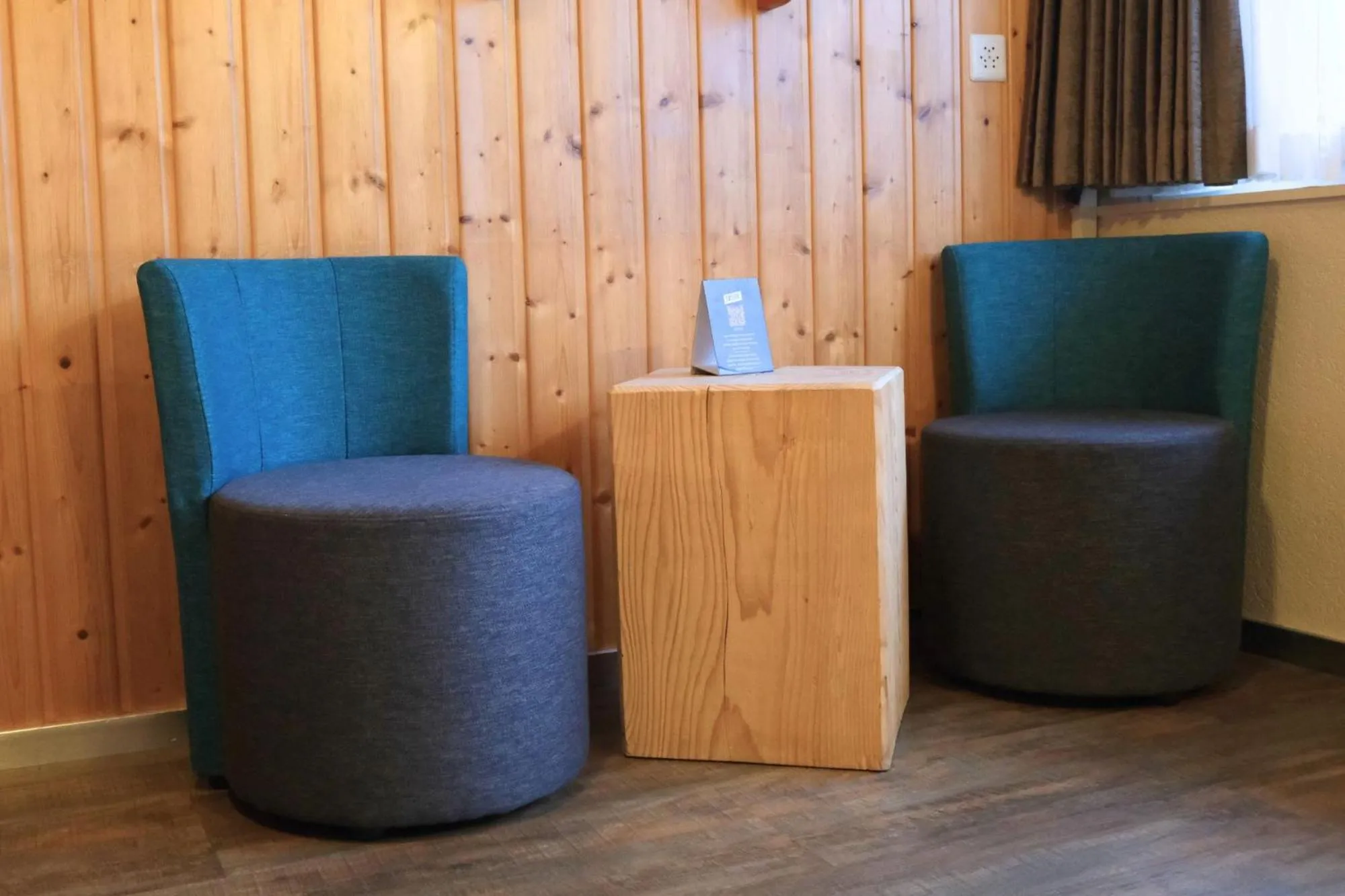 Seating area in Eiger Lodge Easy