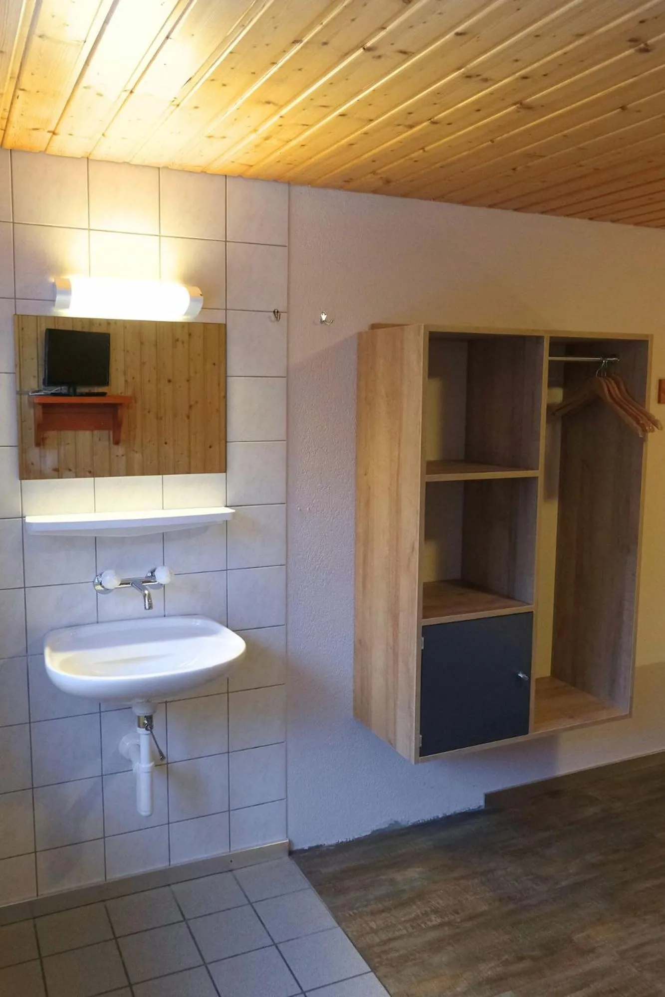 Photo of the whole room in Eiger Lodge Easy