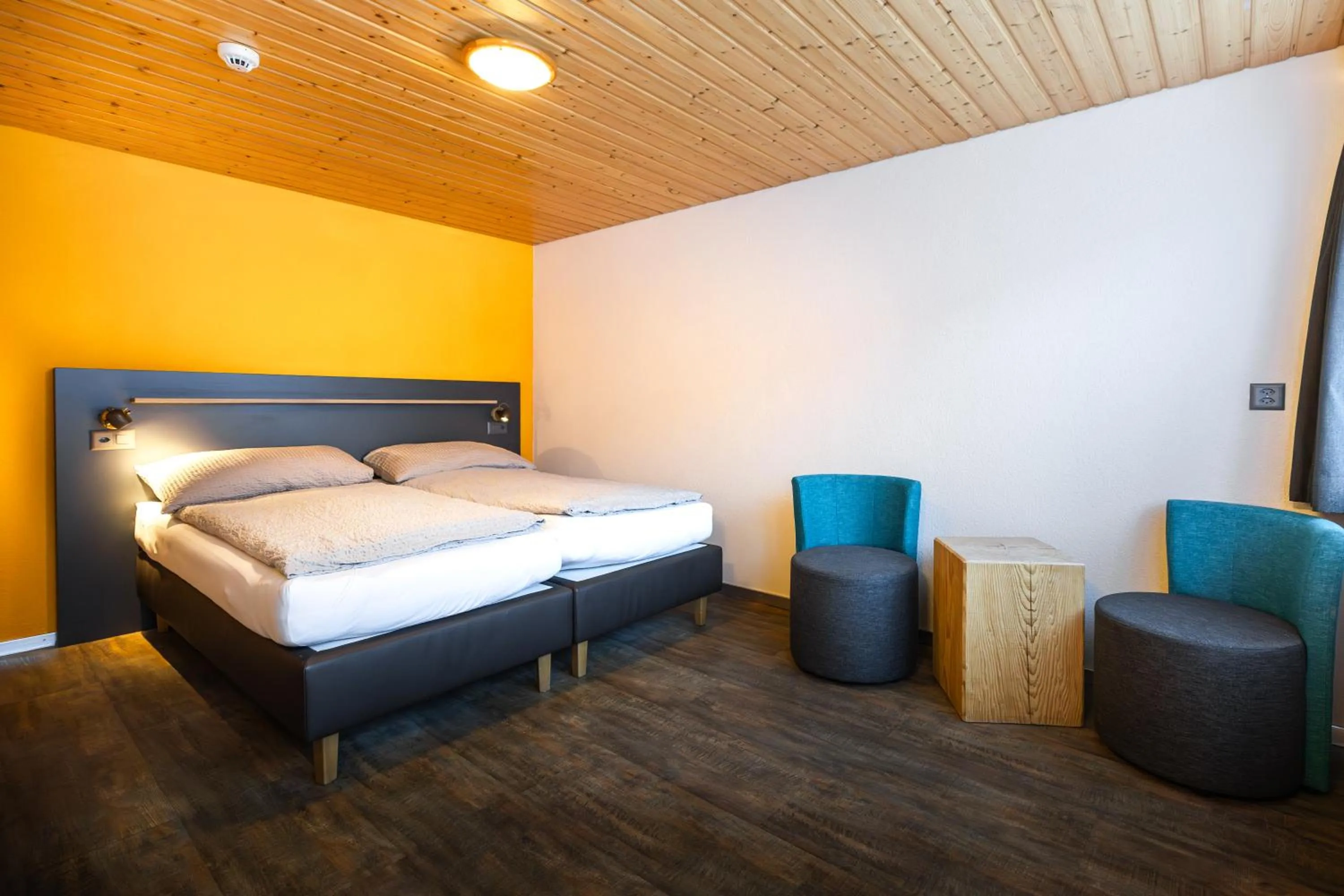 Photo of the whole room, Bed in Eiger Lodge Easy