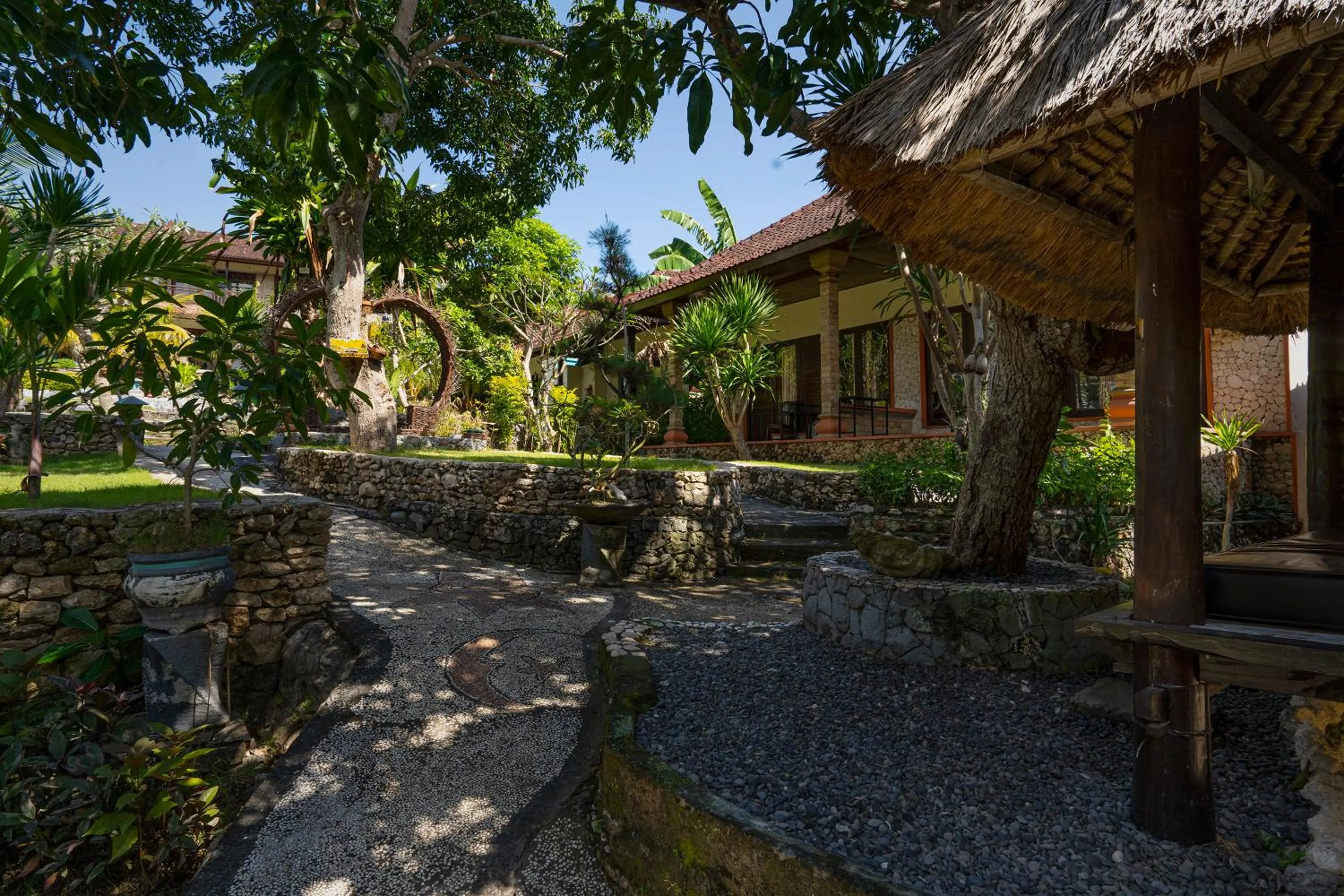 Garden view in The Tanis Beach Resort Nusa Lembongan