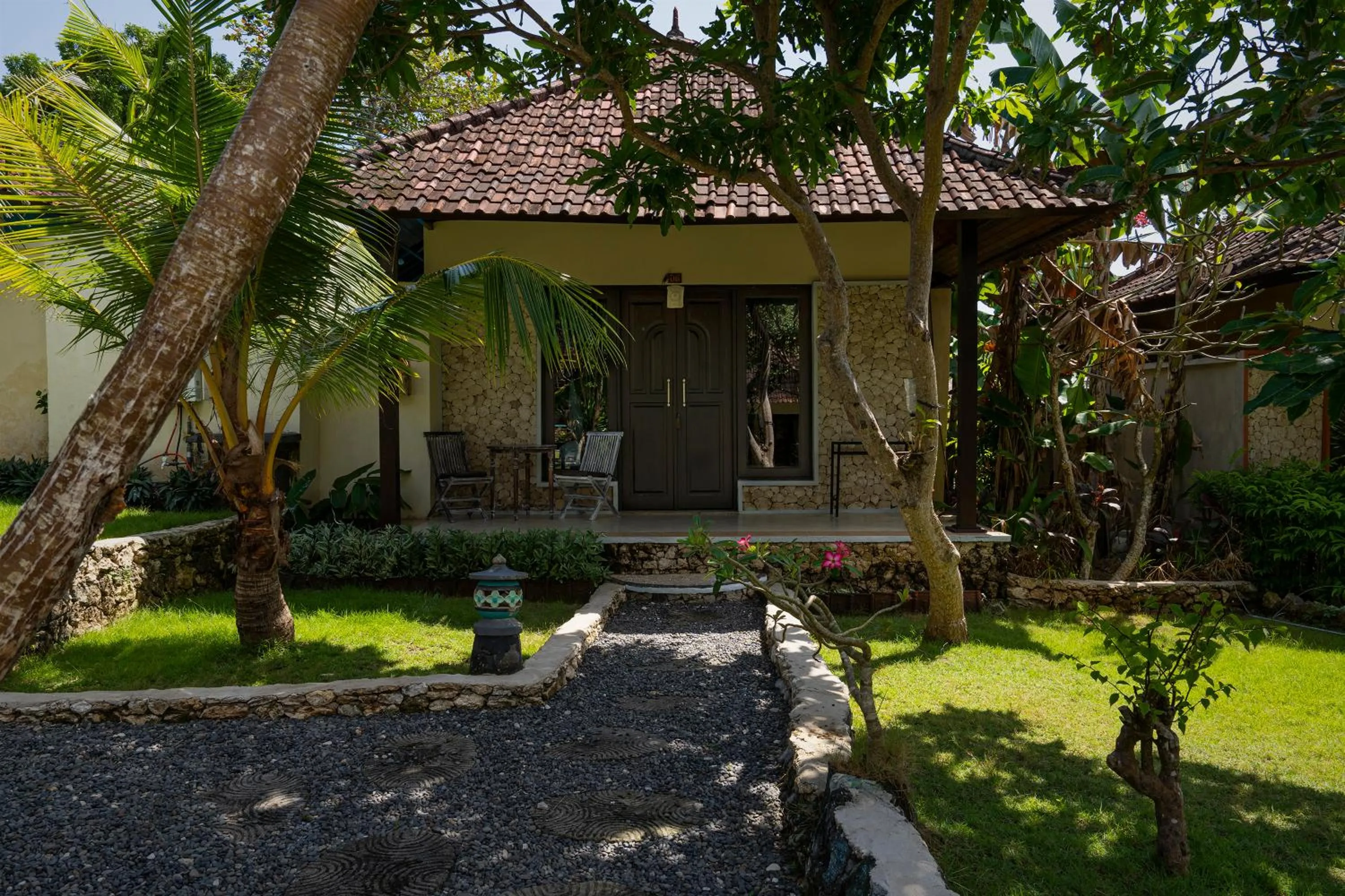 Garden in The Tanis Beach Resort Nusa Lembongan