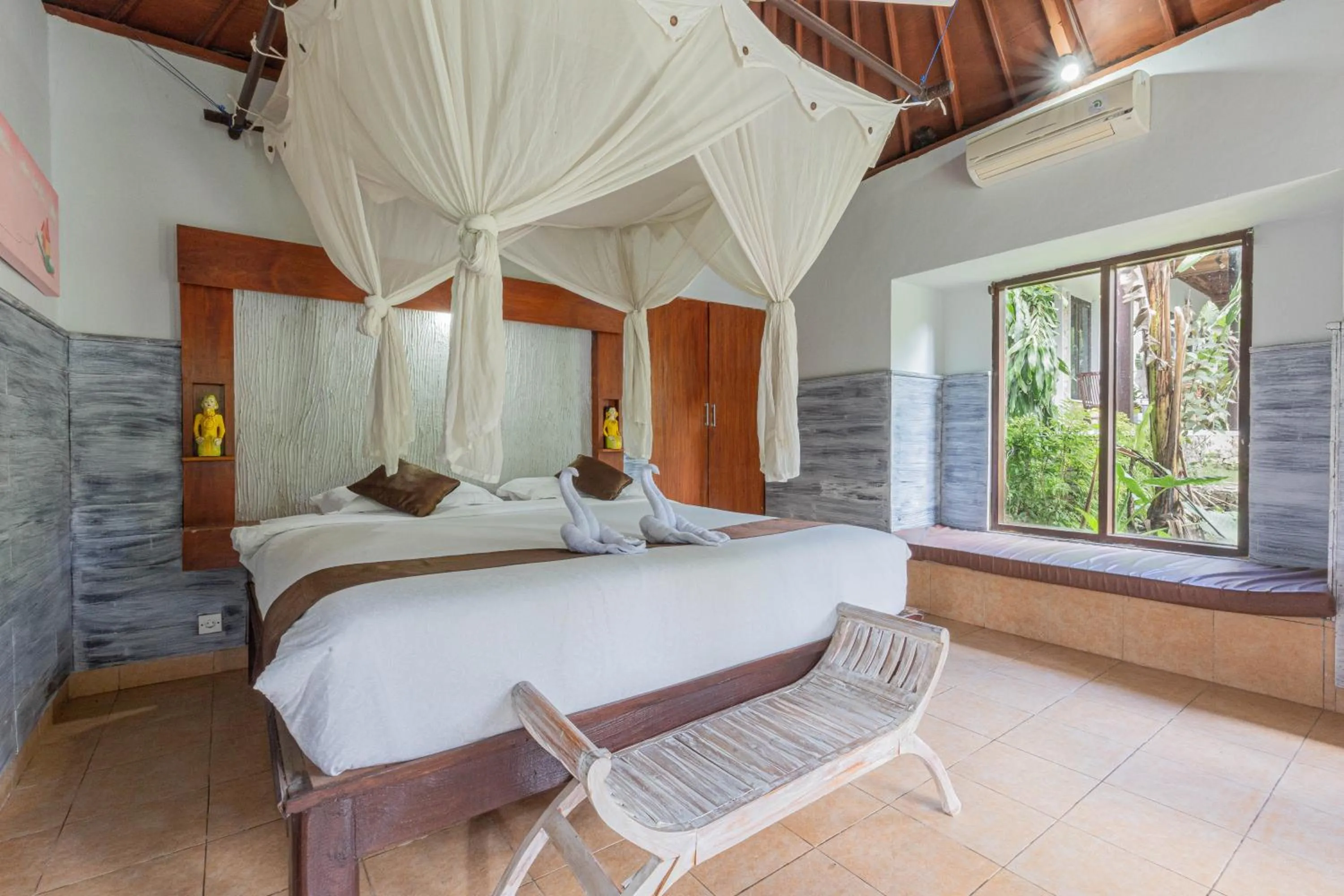 Bed in The Tanis Beach Resort Nusa Lembongan