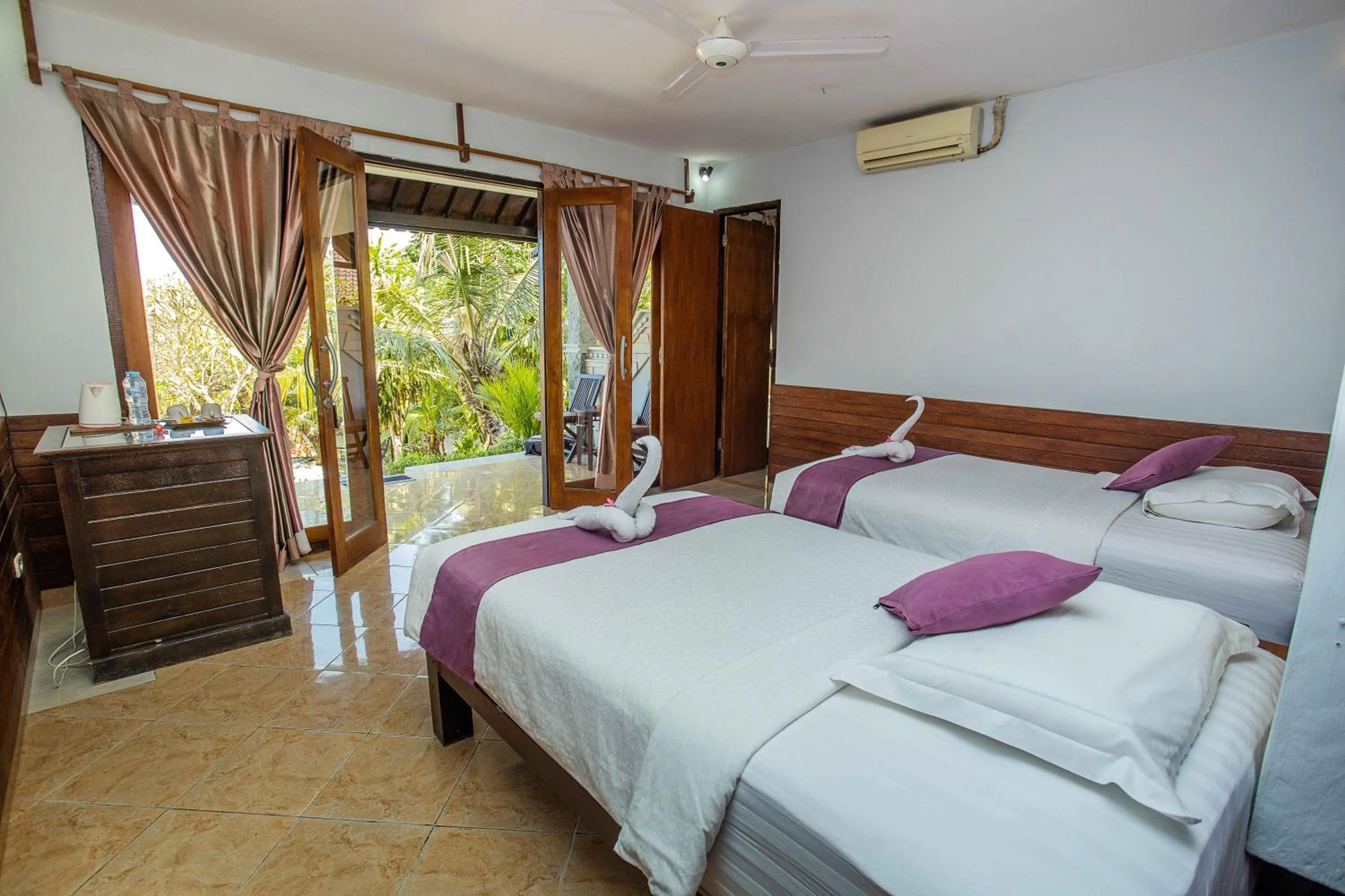 Bed in The Tanis Beach Resort Nusa Lembongan