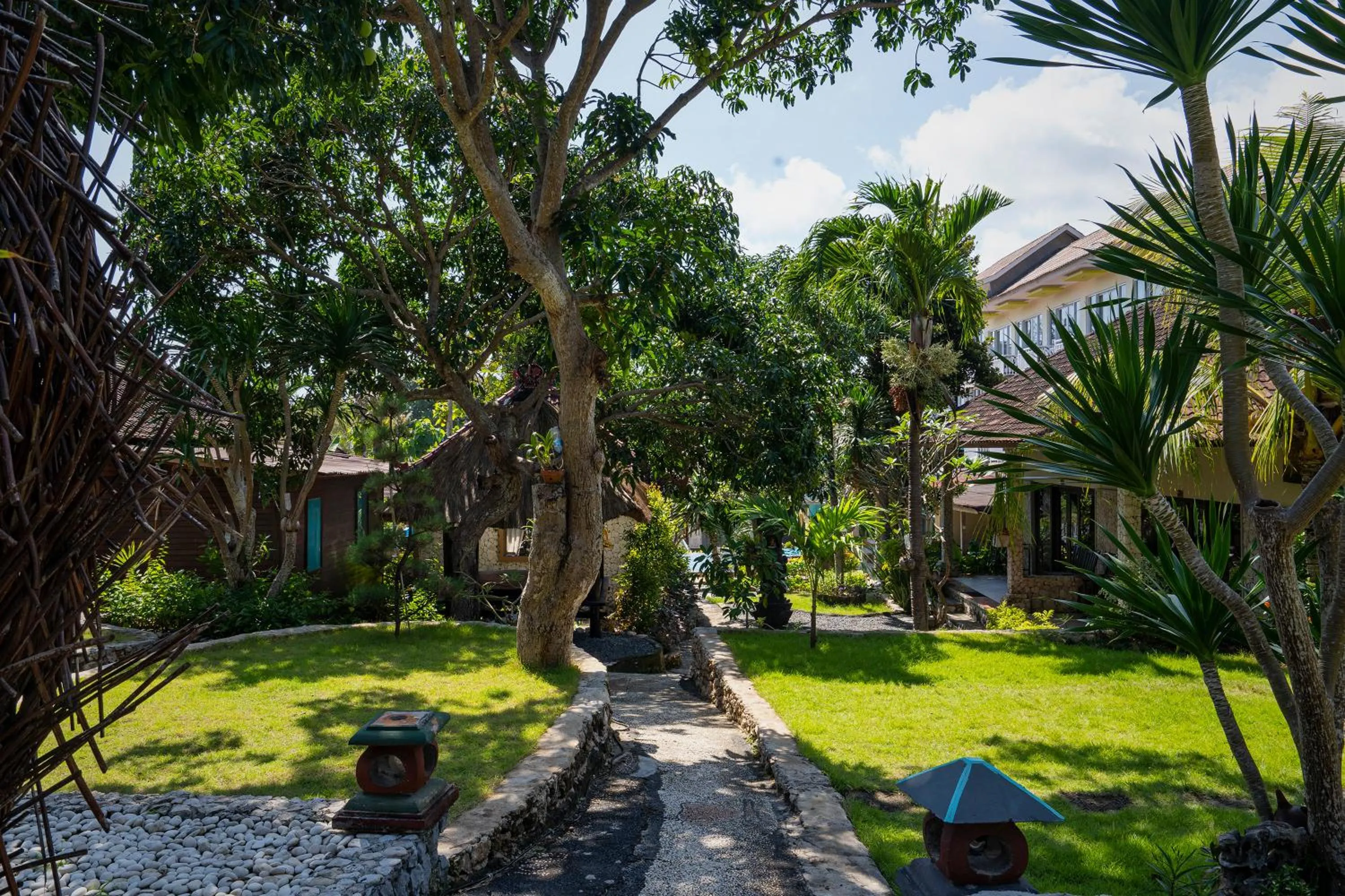 Garden in The Tanis Beach Resort Nusa Lembongan