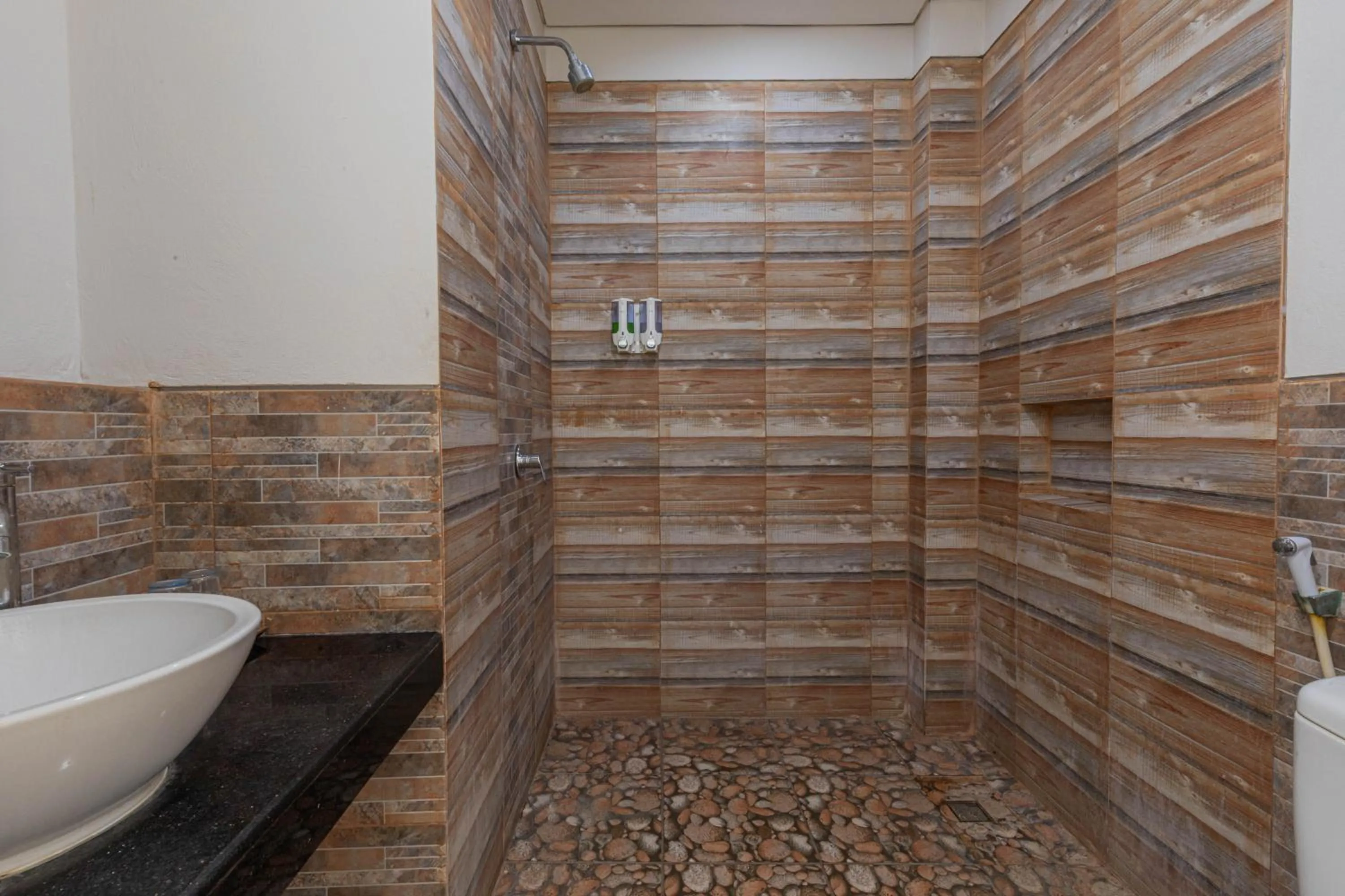 Shower in The Tanis Beach Resort Nusa Lembongan