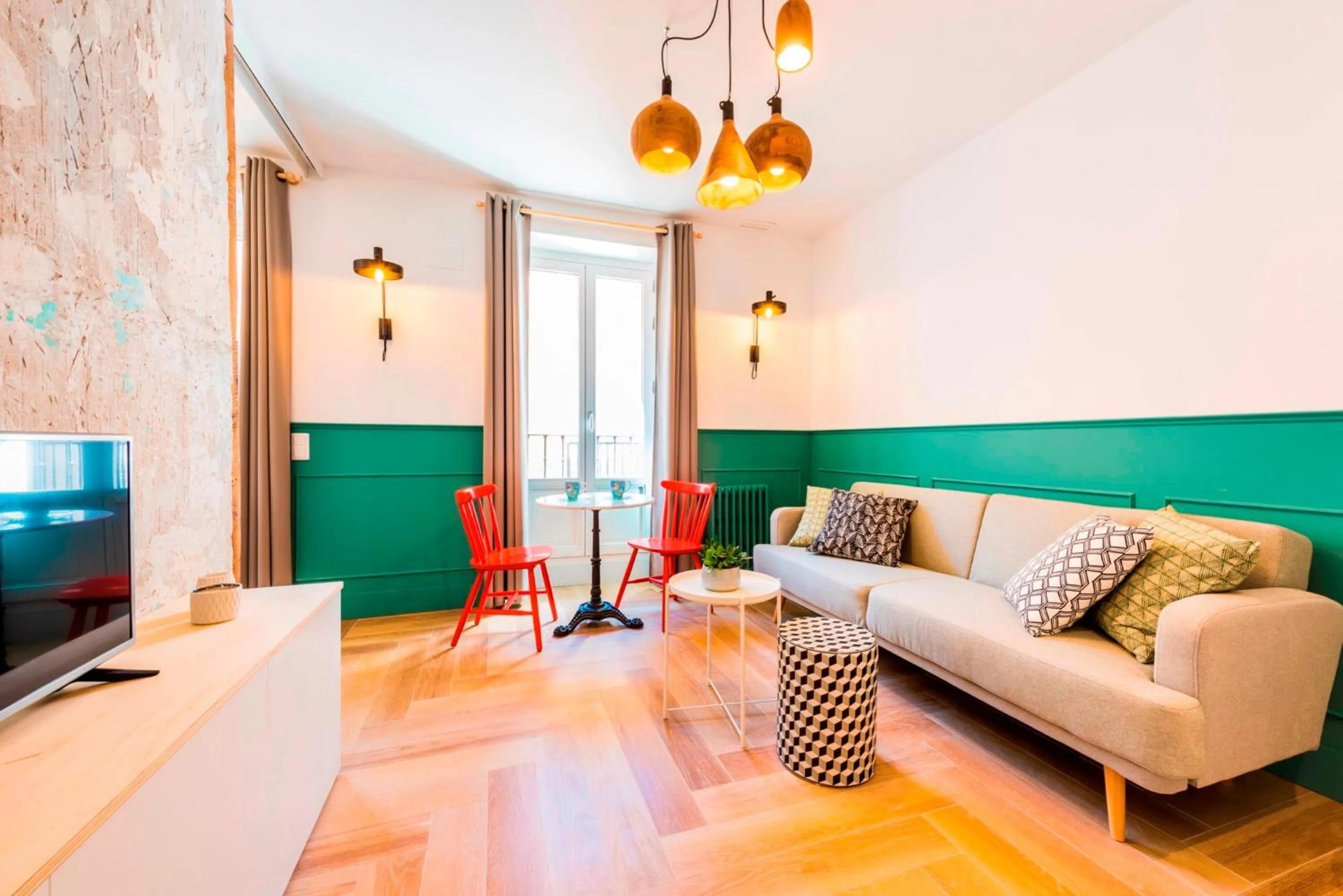 TV and multimedia in Be Mate Gran Vía Suites