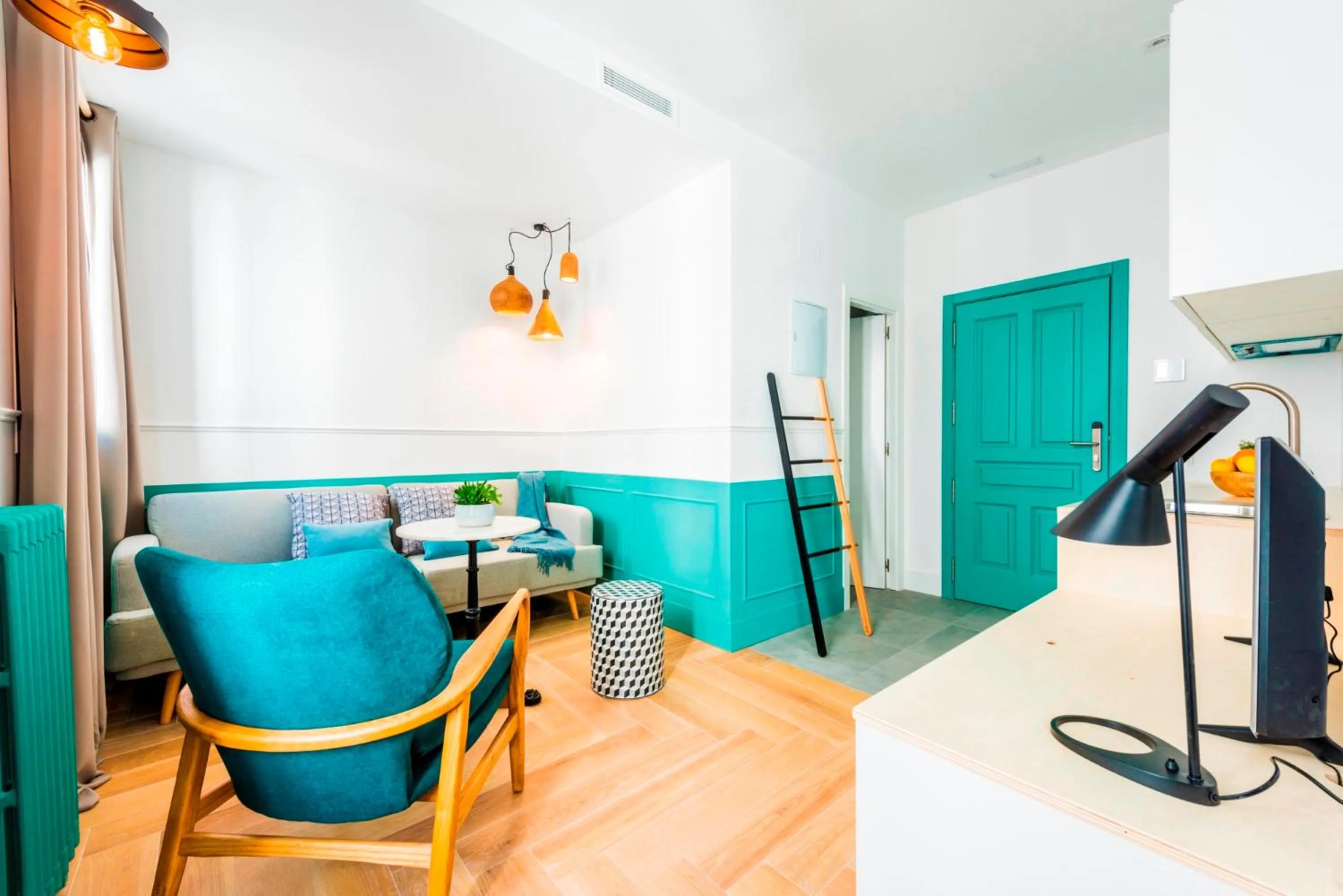 TV and multimedia in Be Mate Gran Vía Suites