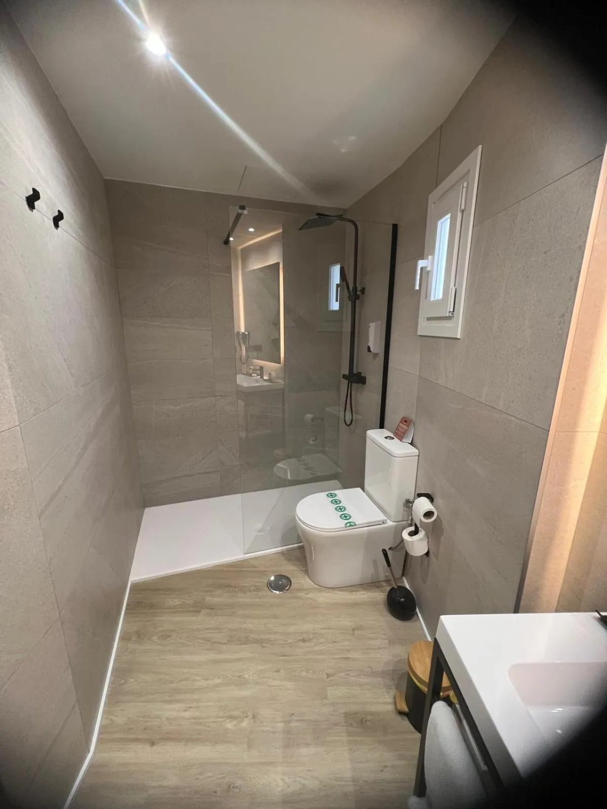 Shower in Hotel ELE Acueducto