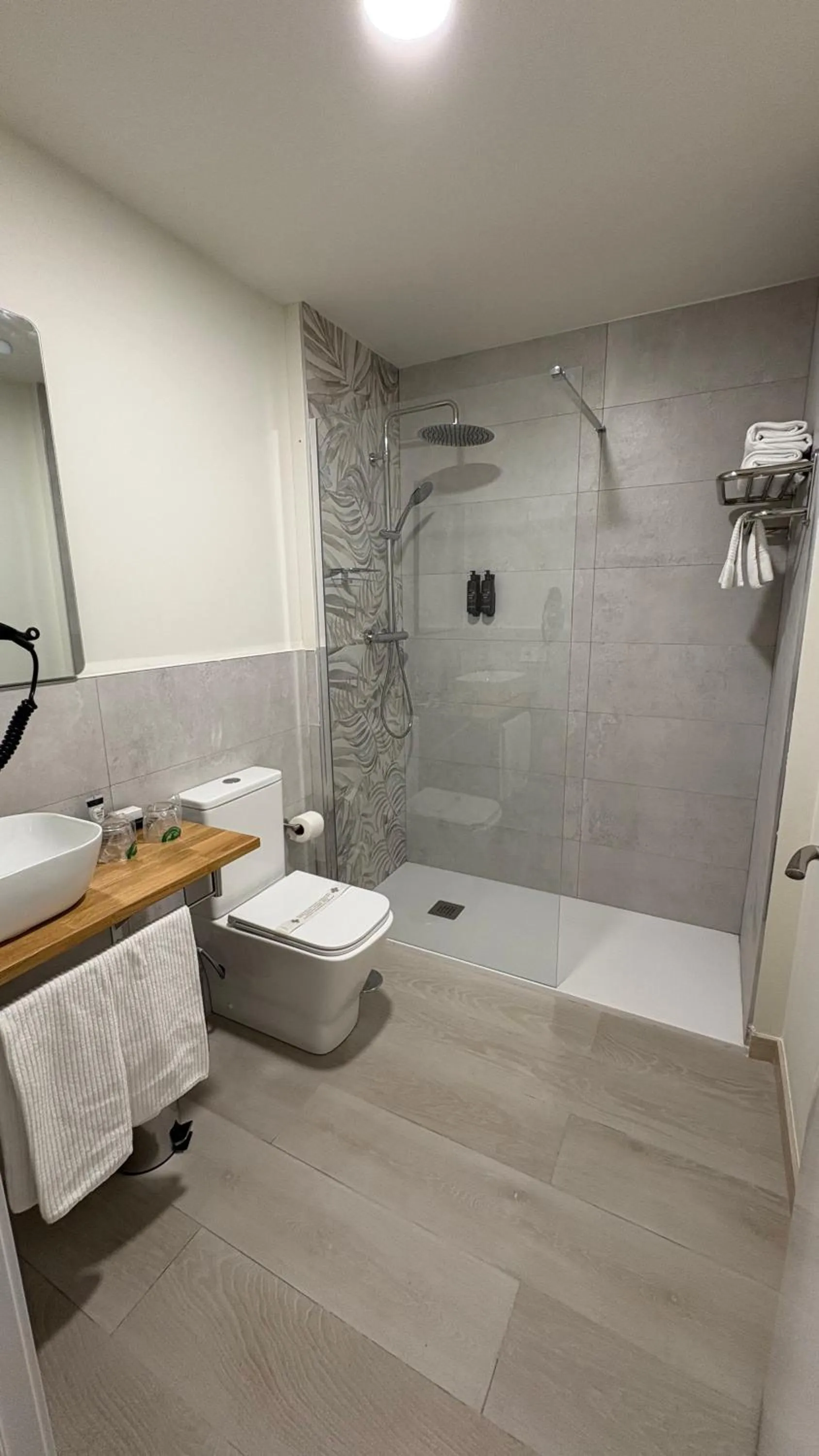 Shower in Hotel ELE Acueducto