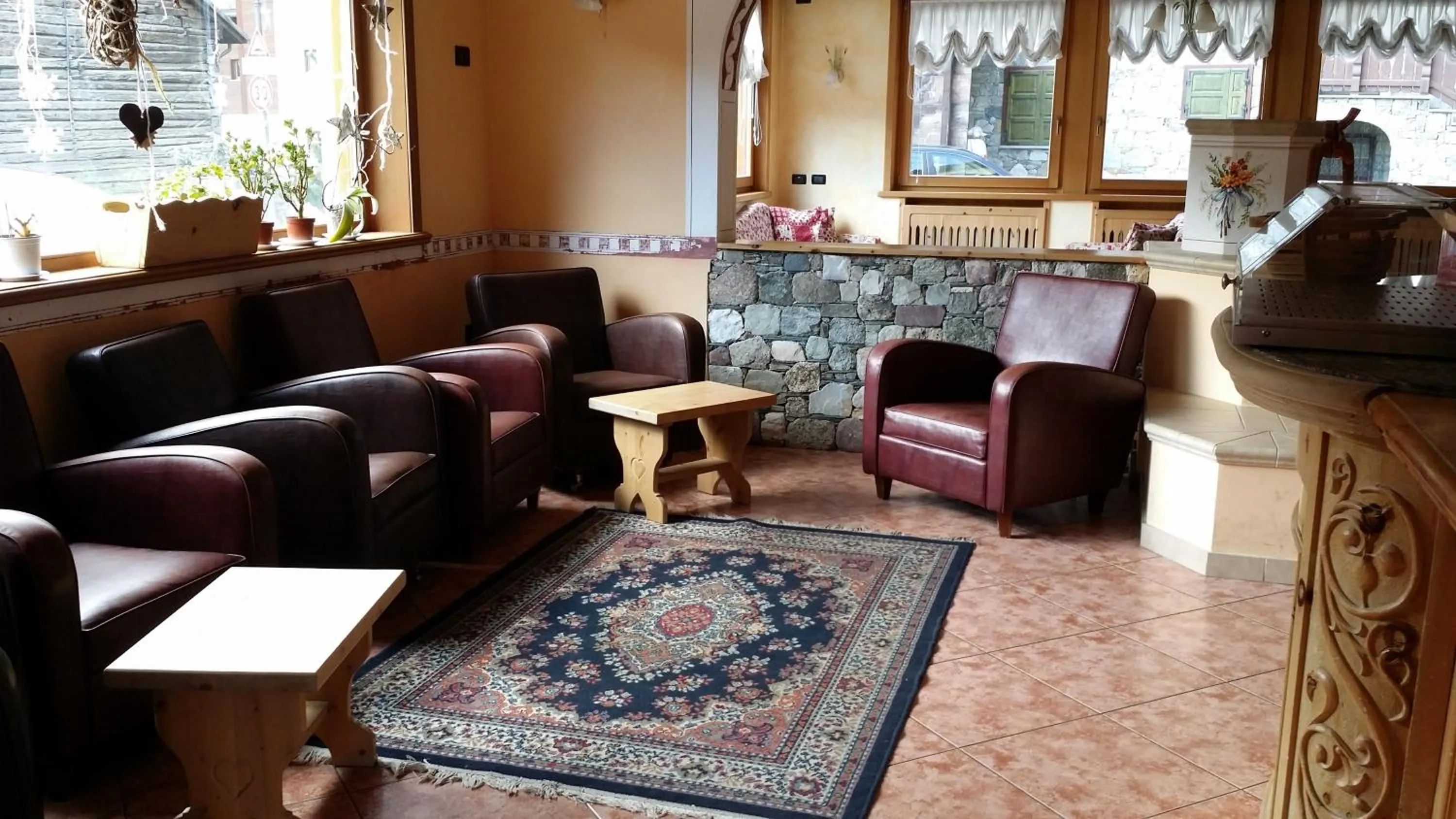 Communal lounge/ TV room in Hotel Alba