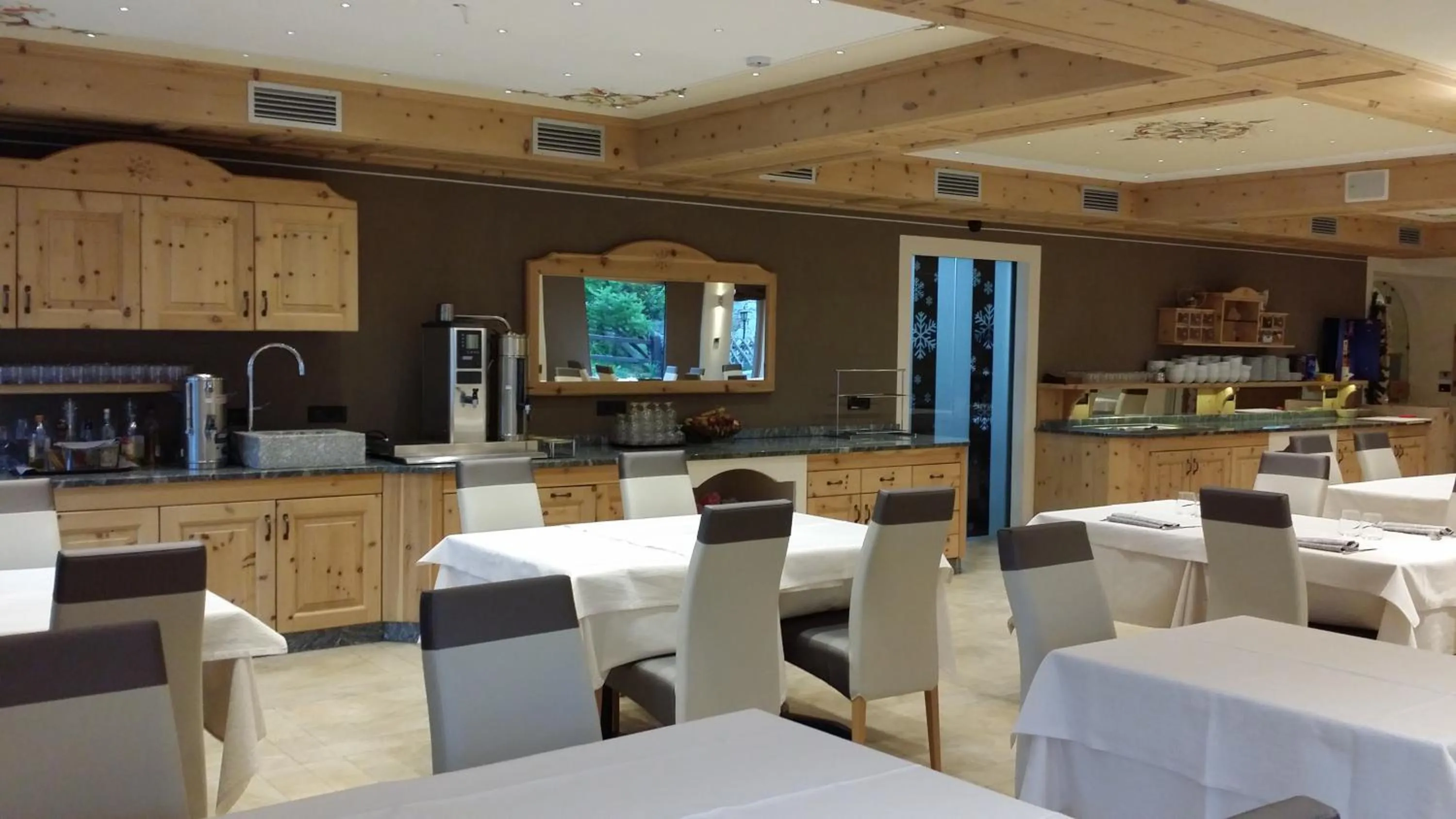 Restaurant/places to eat in Hotel Alba