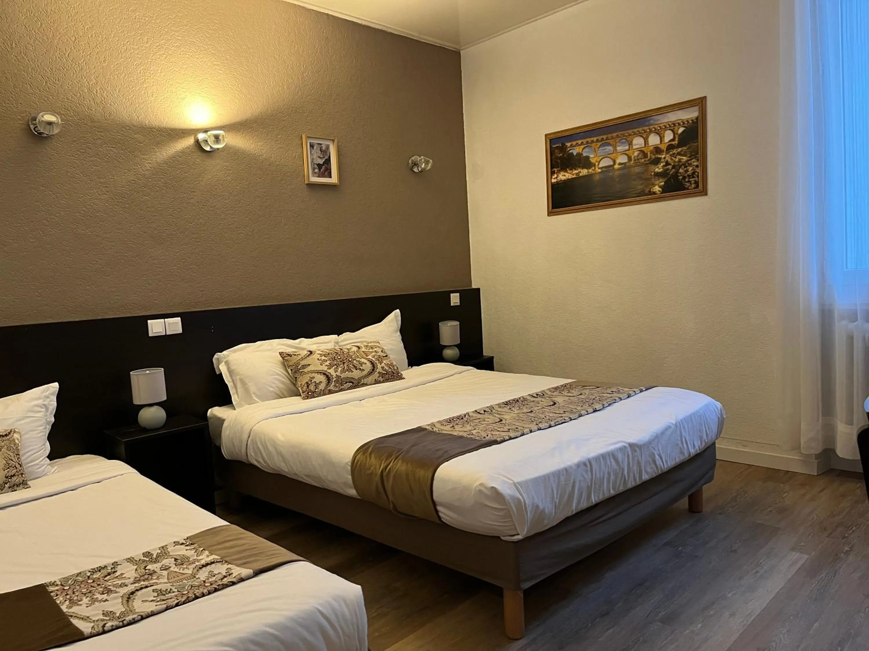 Photo of the whole room, Bed in Empire Hôtel