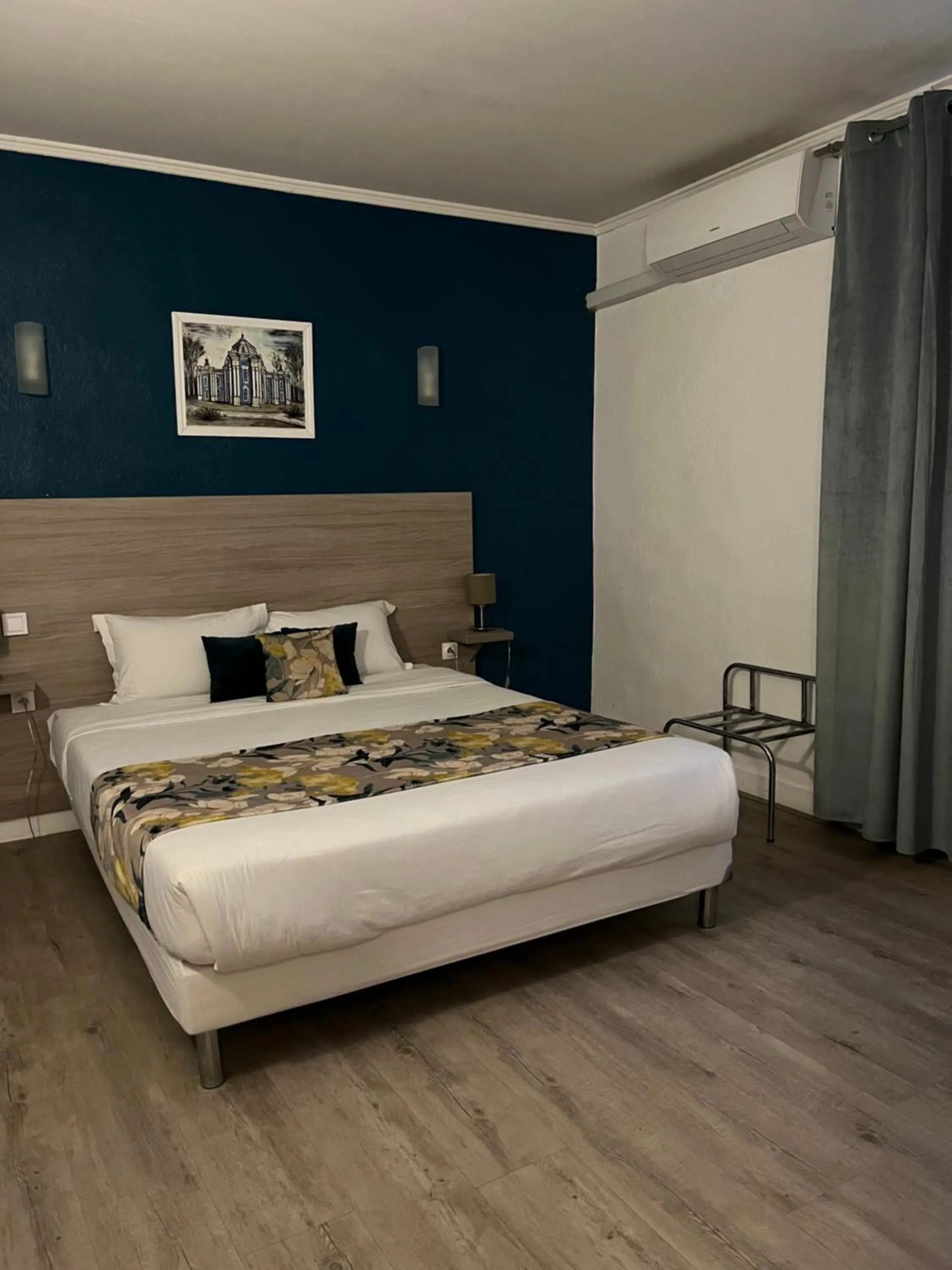 Photo of the whole room, Bed in Empire Hôtel