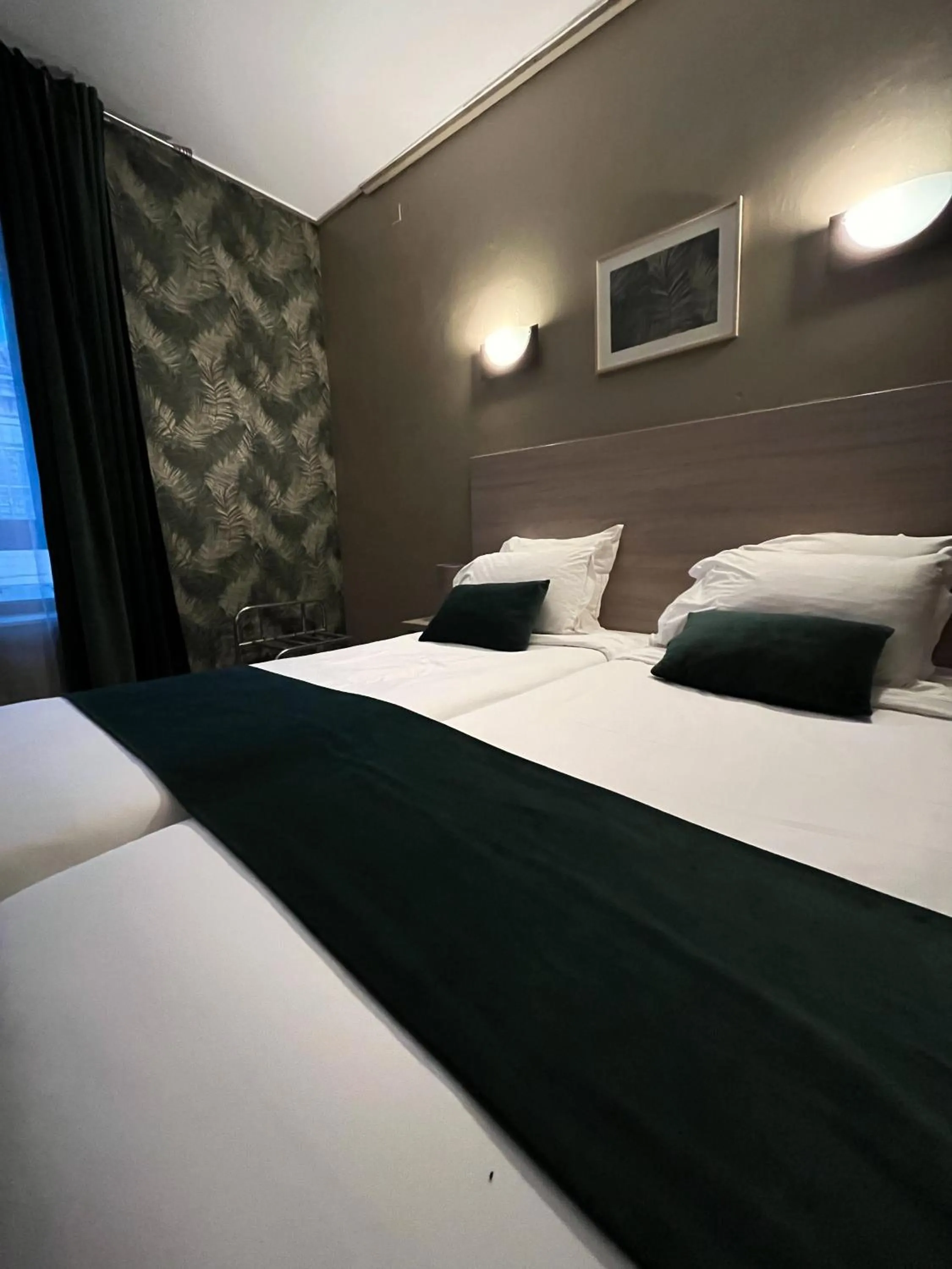 Bed in Empire Hôtel