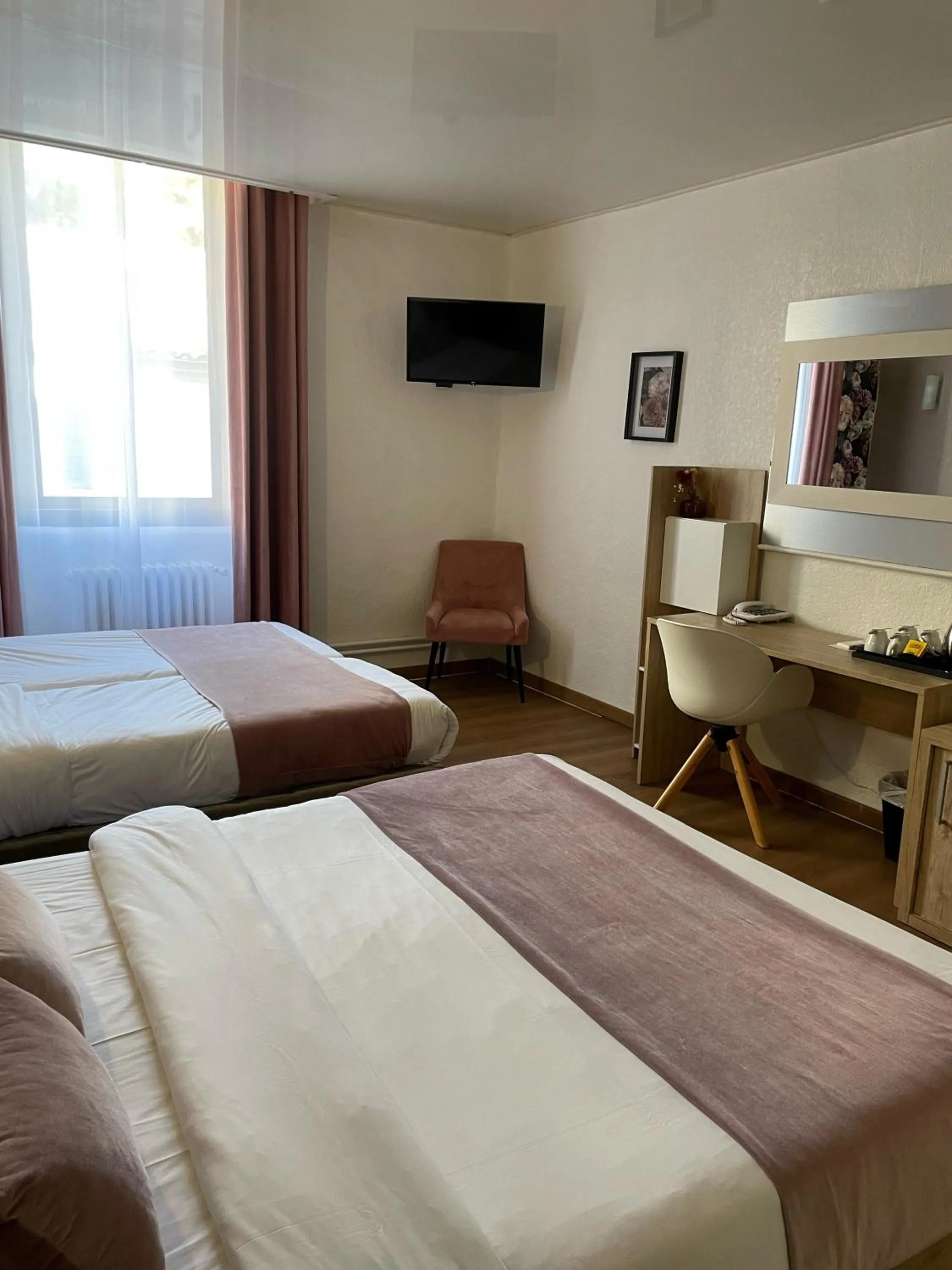 Bed in Empire Hôtel