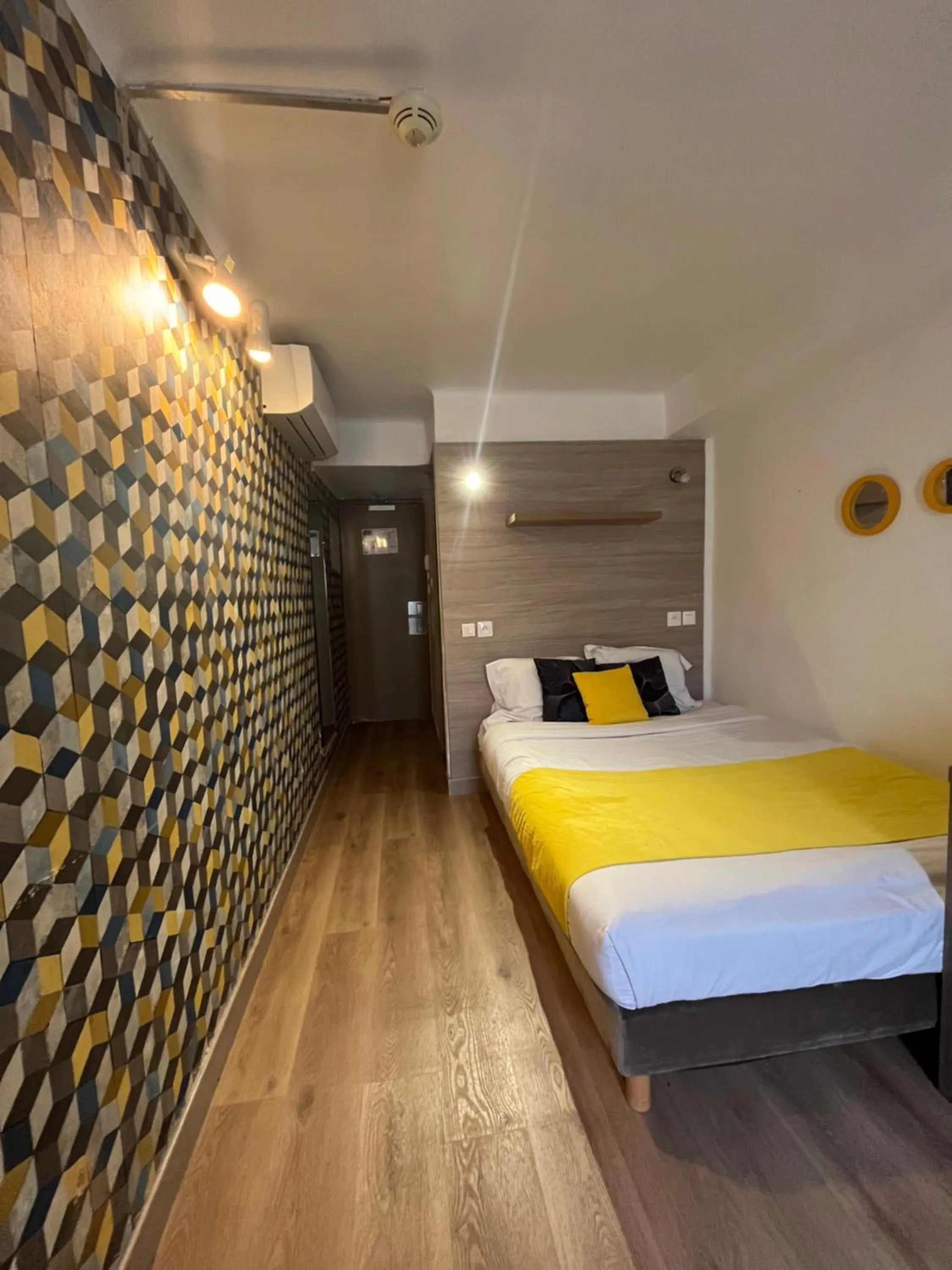 Bed in Empire Hôtel