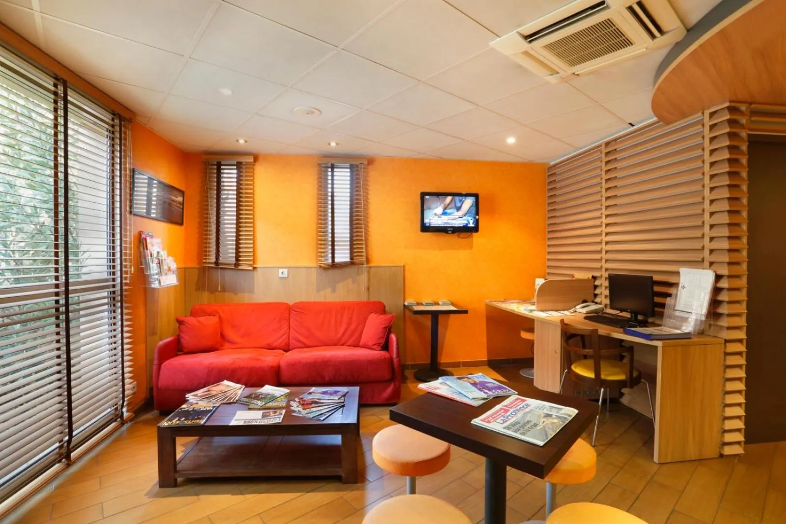 Communal lounge/ TV room in Suite Home Apt Luberon