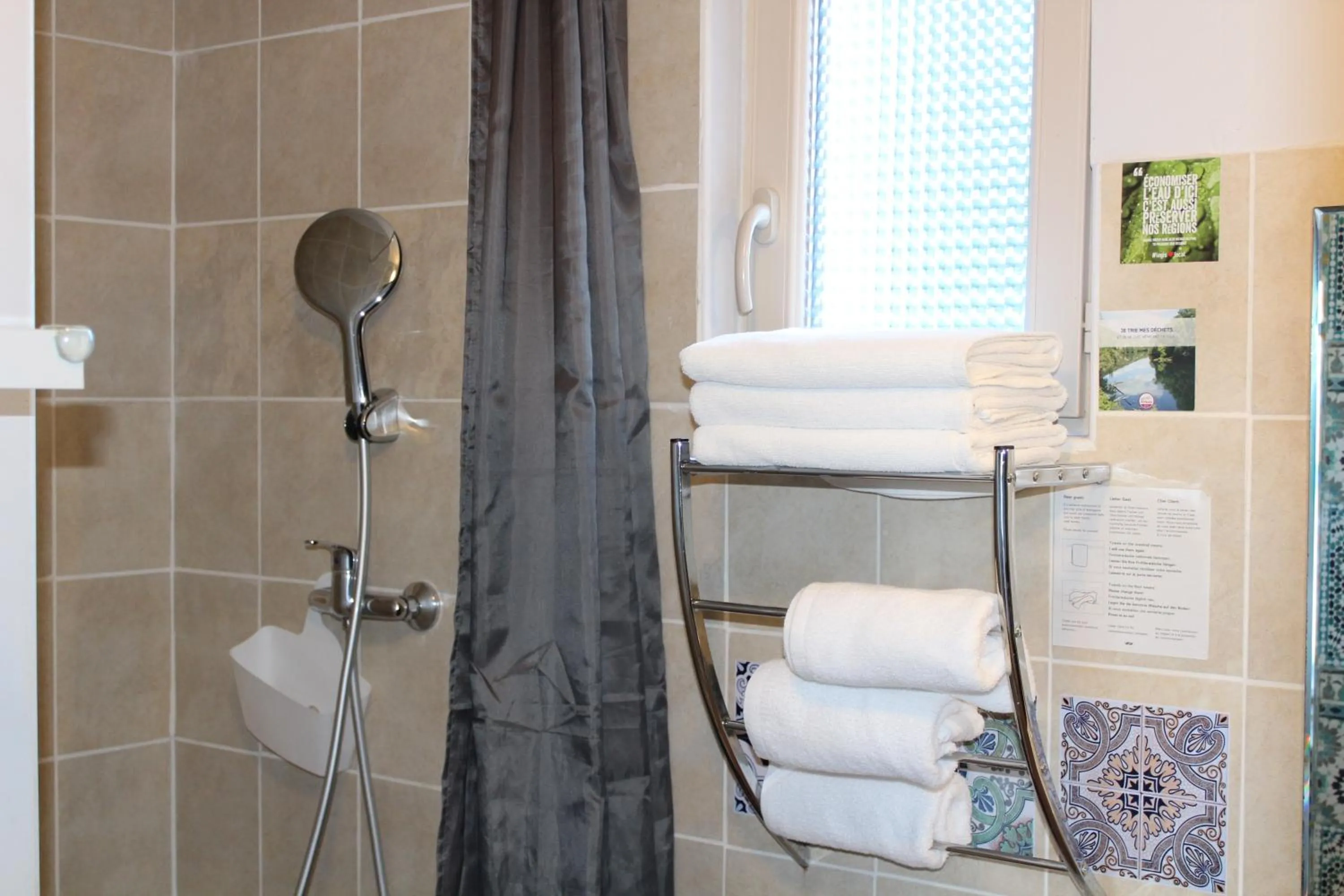 Bathroom in Hotel La Peyrade