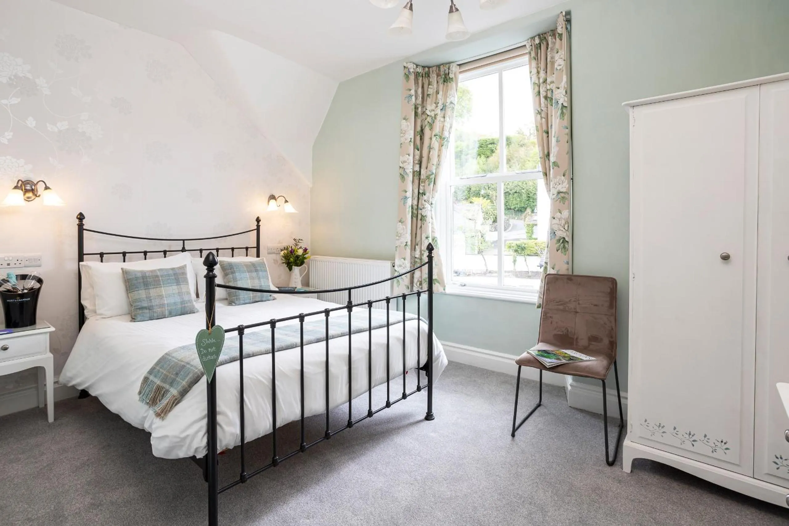 Bedroom, Bed in Elder Grove