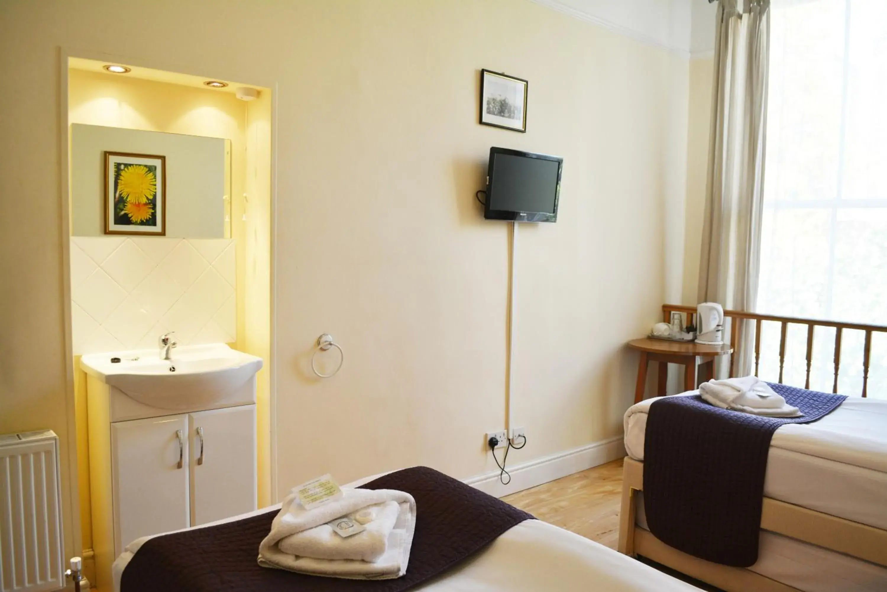 Twin Room with Shared Bathroom in 72QT Twin Room with Shared Bathroom in 72QT