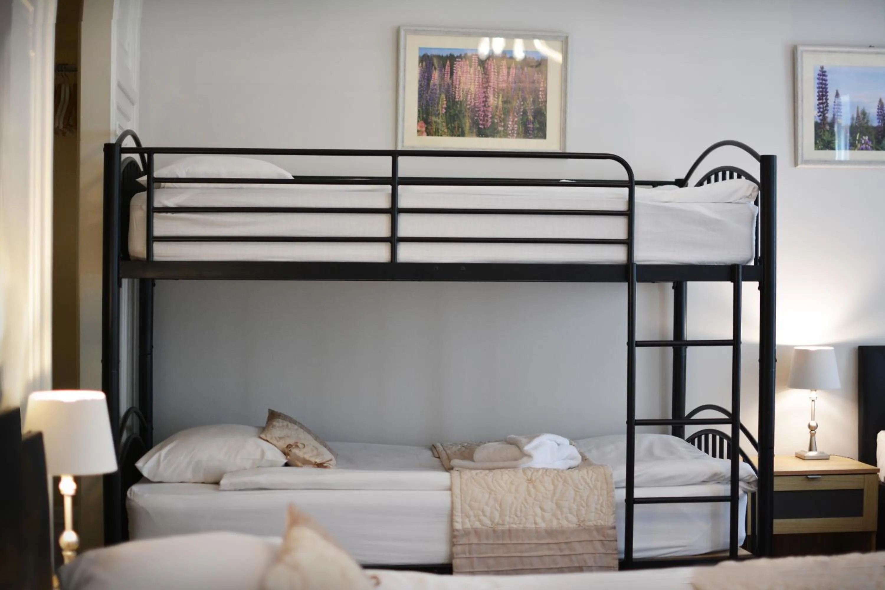 Bedroom, Bed in 72QT