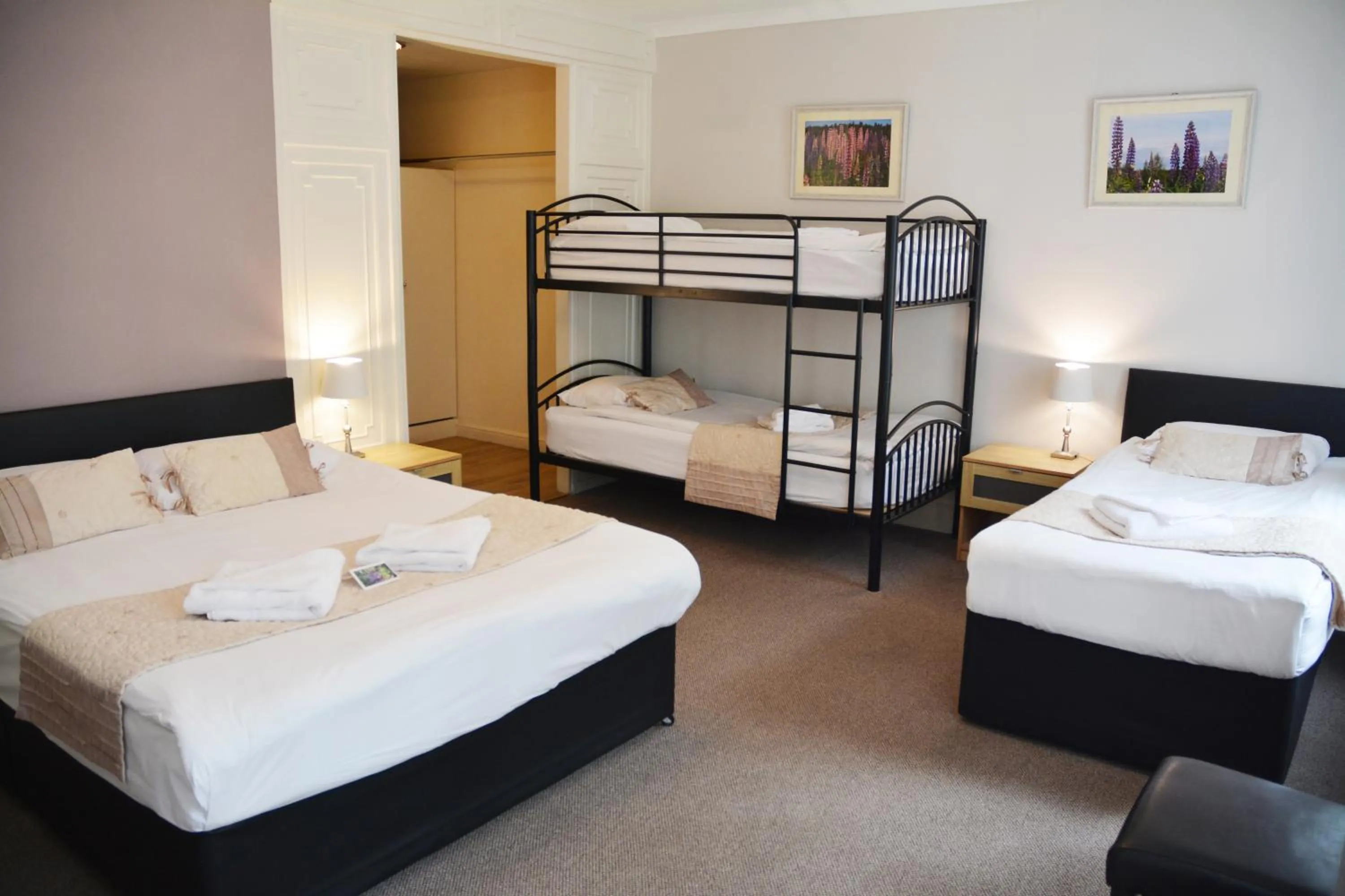 Photo of the whole room, Bed in 72QT