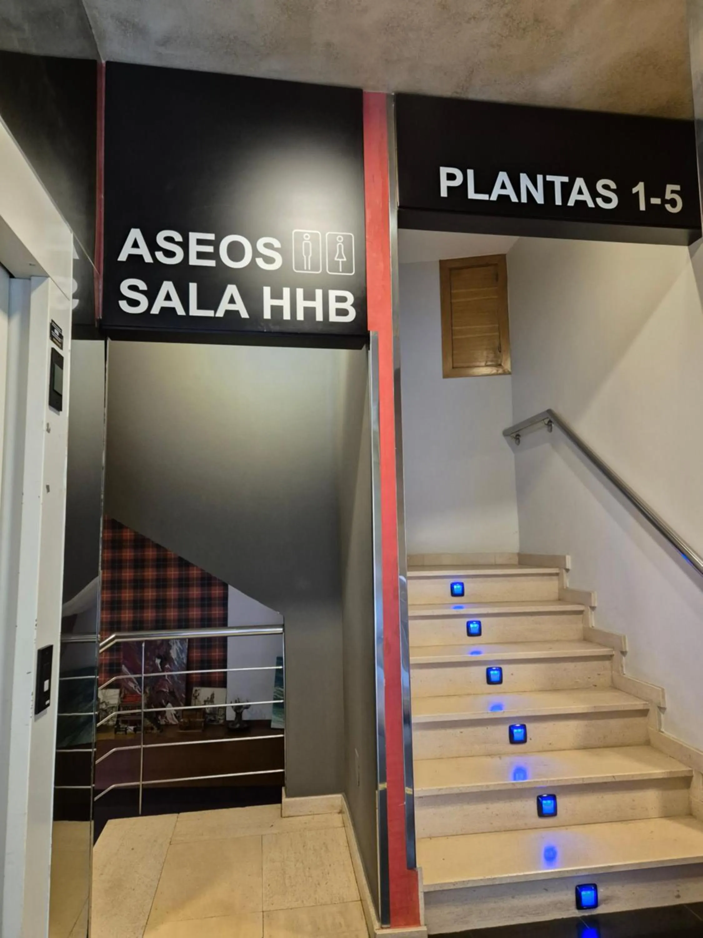 Communal kitchen in Hotel HHB Pontevedra Confort