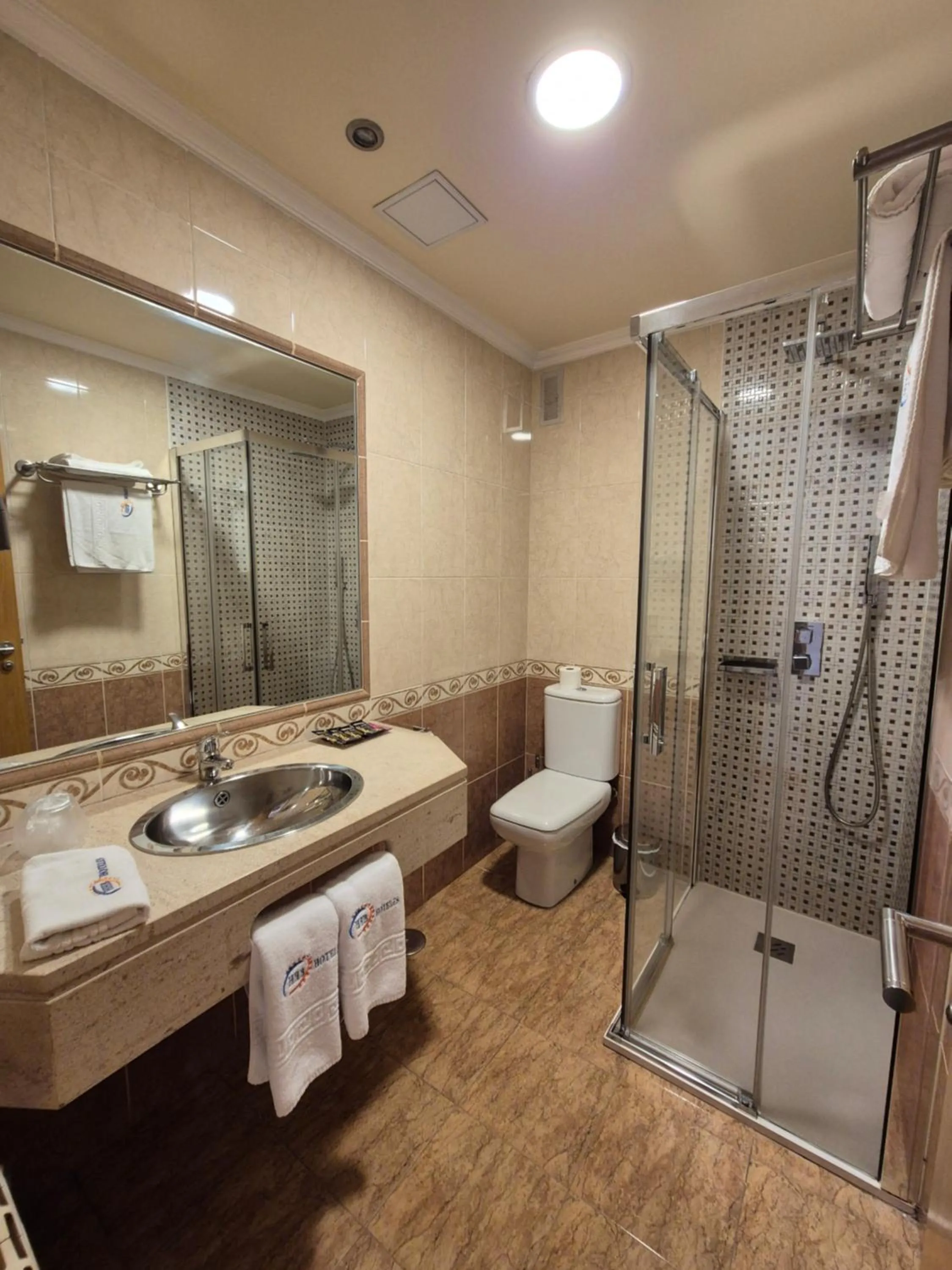 Shower in Hotel HHB Pontevedra Confort