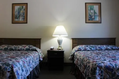 Photo of the whole room, Bed in Glacier Hotel