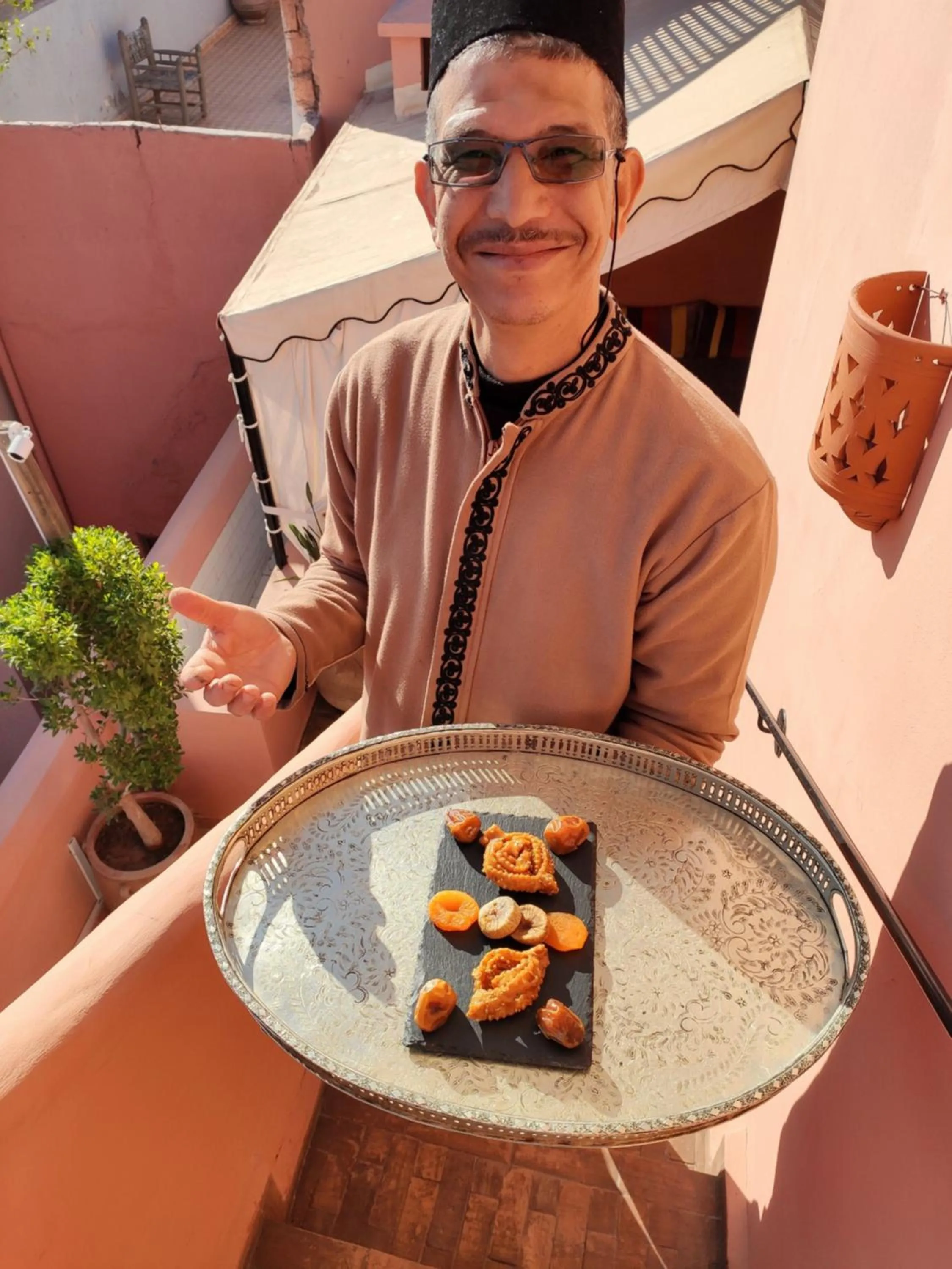 Staff in Dar Andamaure