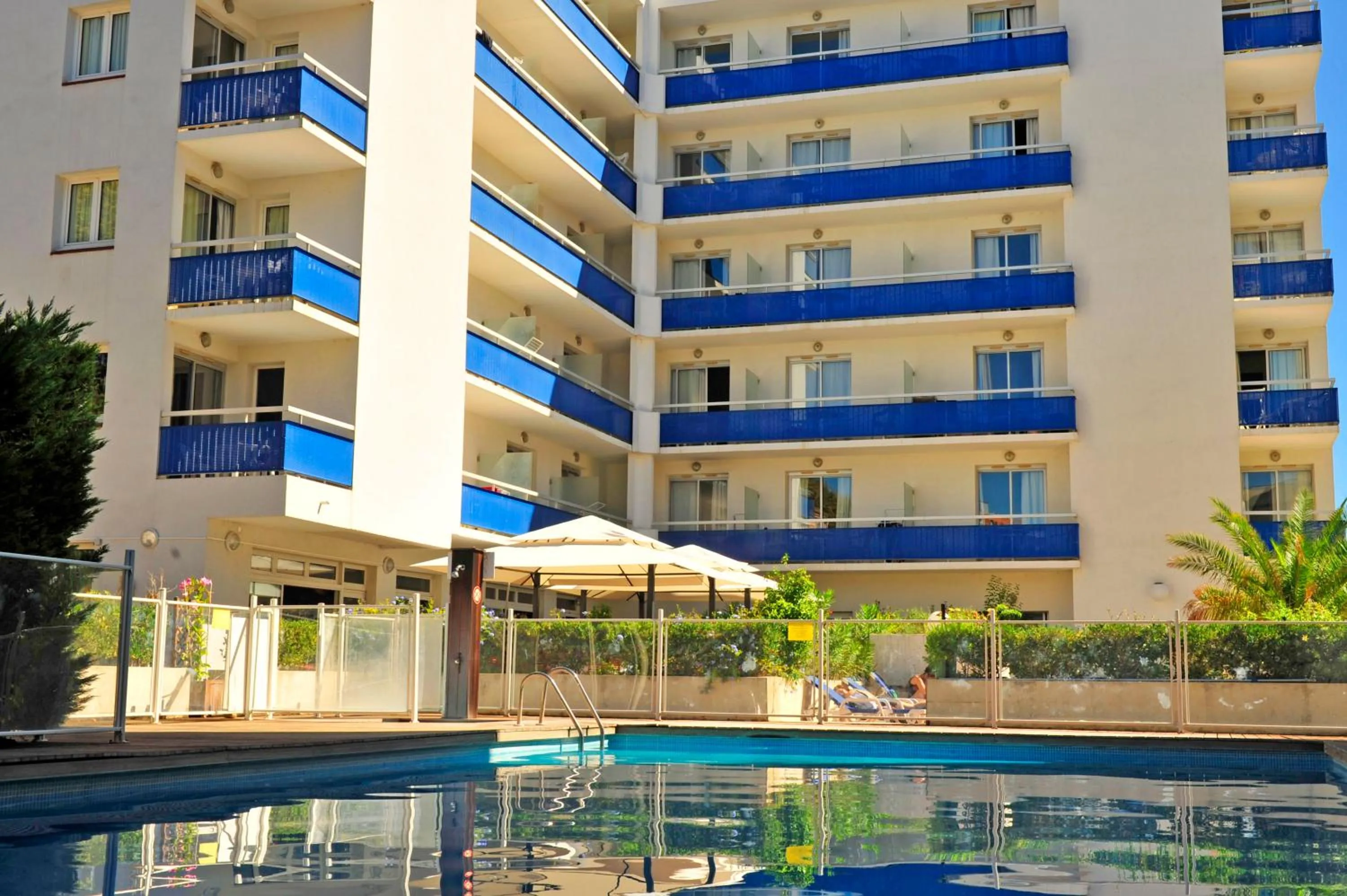 Swimming pool in Appart'hôtel Goélia Sun City